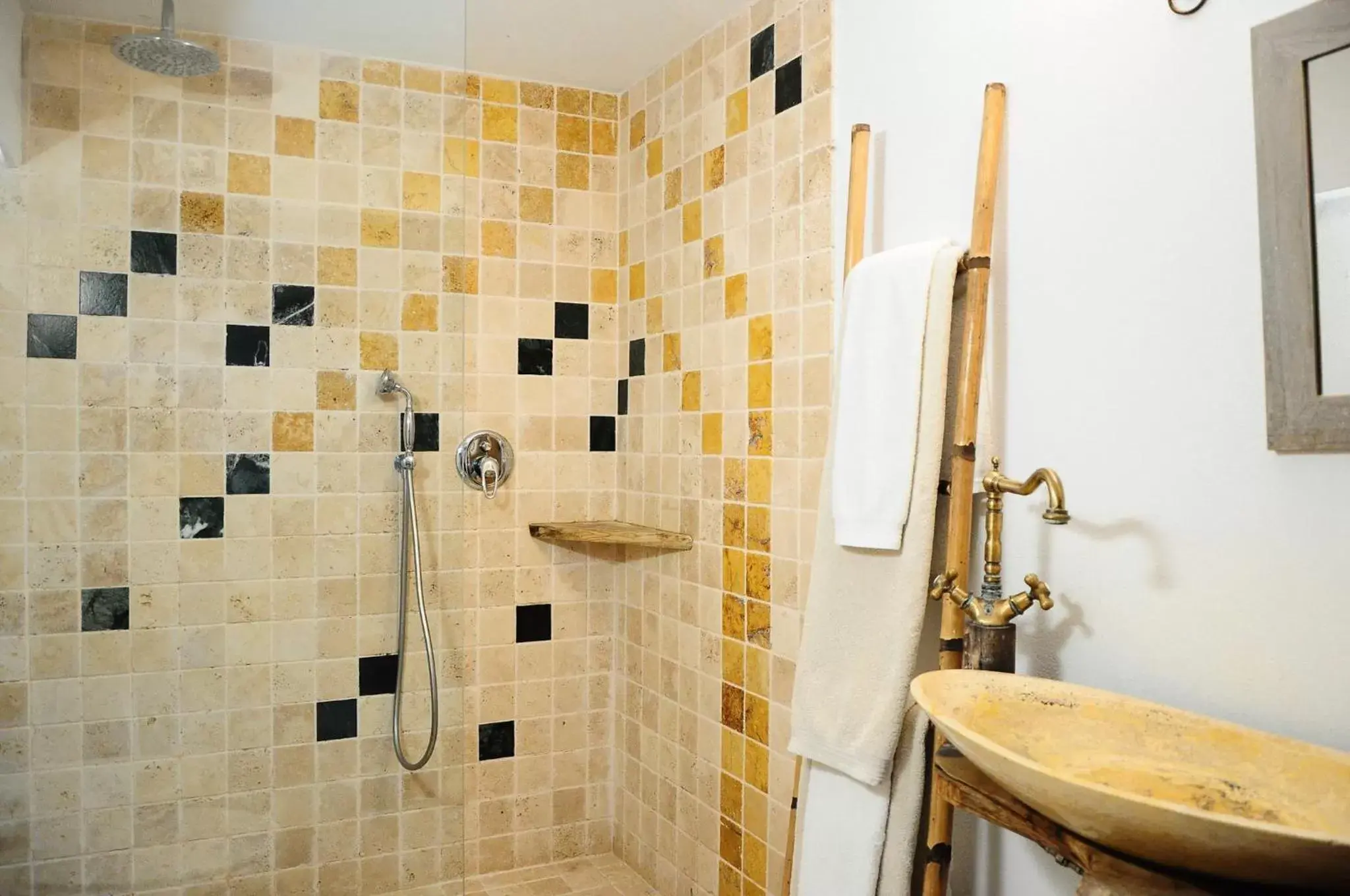 Shower, Bathroom in Uma Casa a Beira Sol