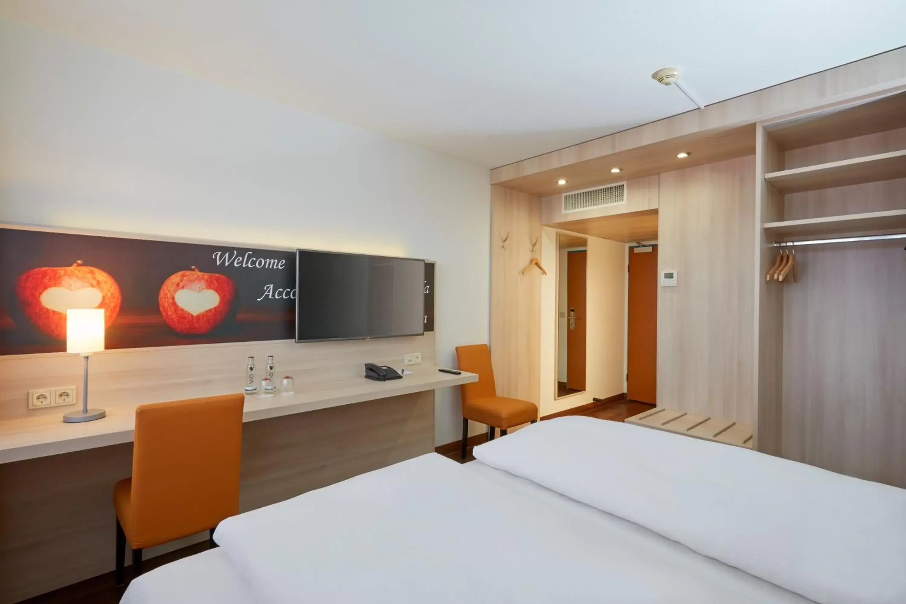 Photo of the whole room, Bed in H+ Hotel Stuttgart Herrenberg