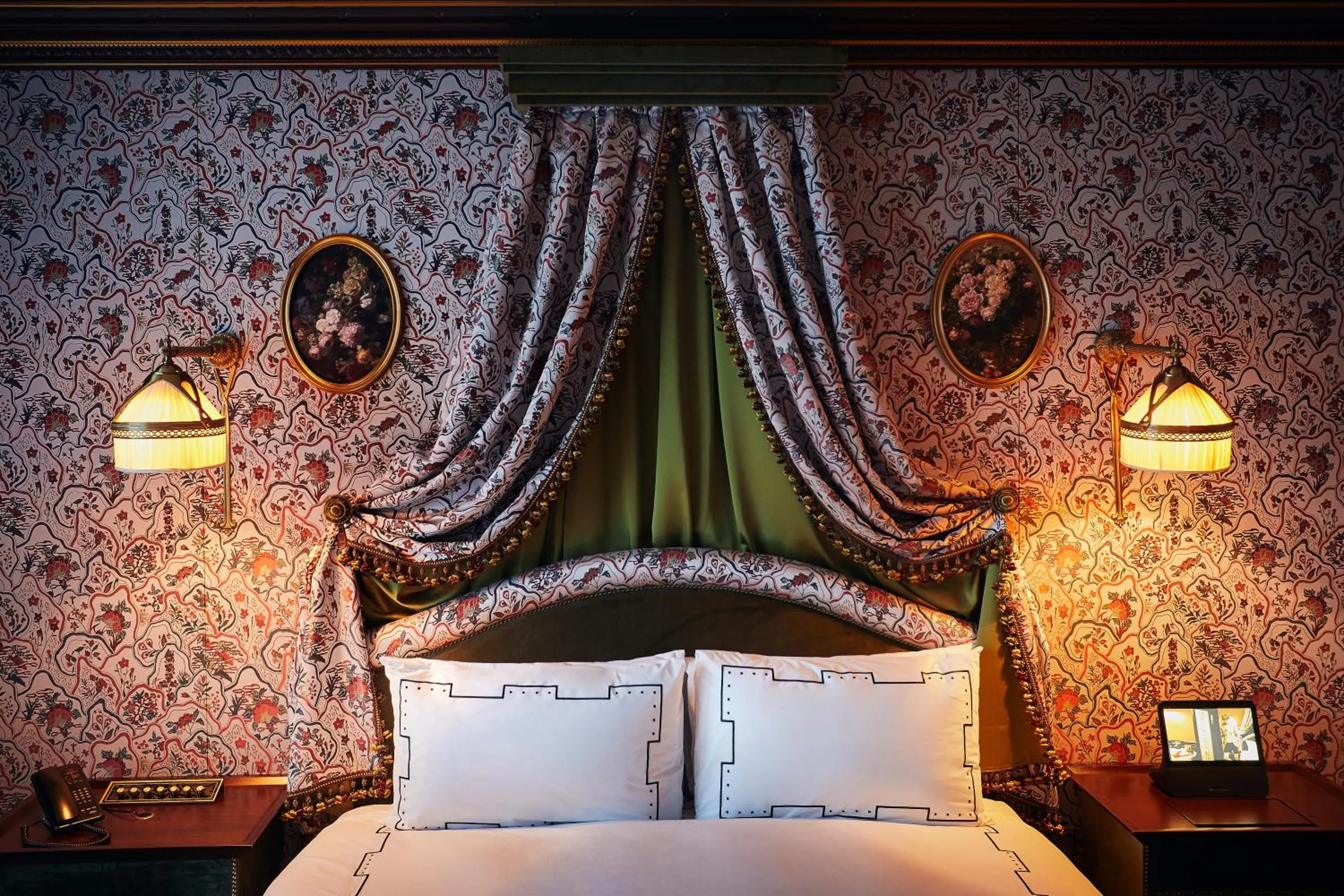 Bed in L'Escape Hotel