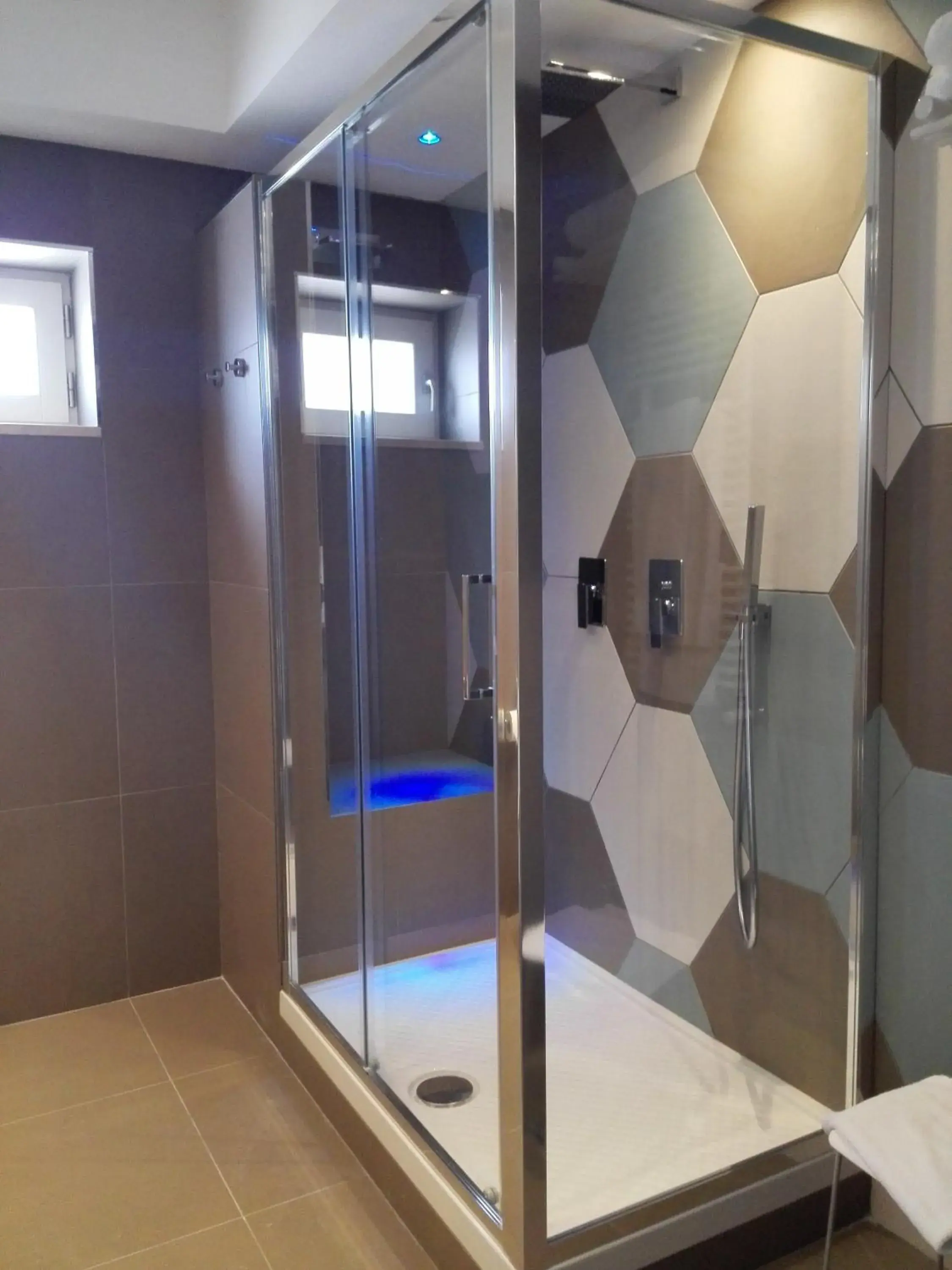 Shower, Bathroom in Hotel Marad