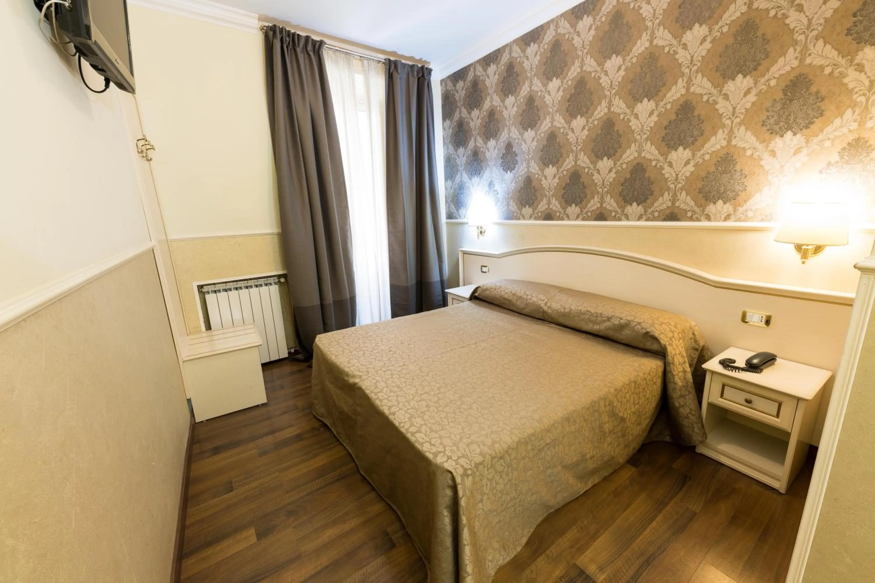 Photo of the whole room, Bed in Hotel Anfiteatro Flavio