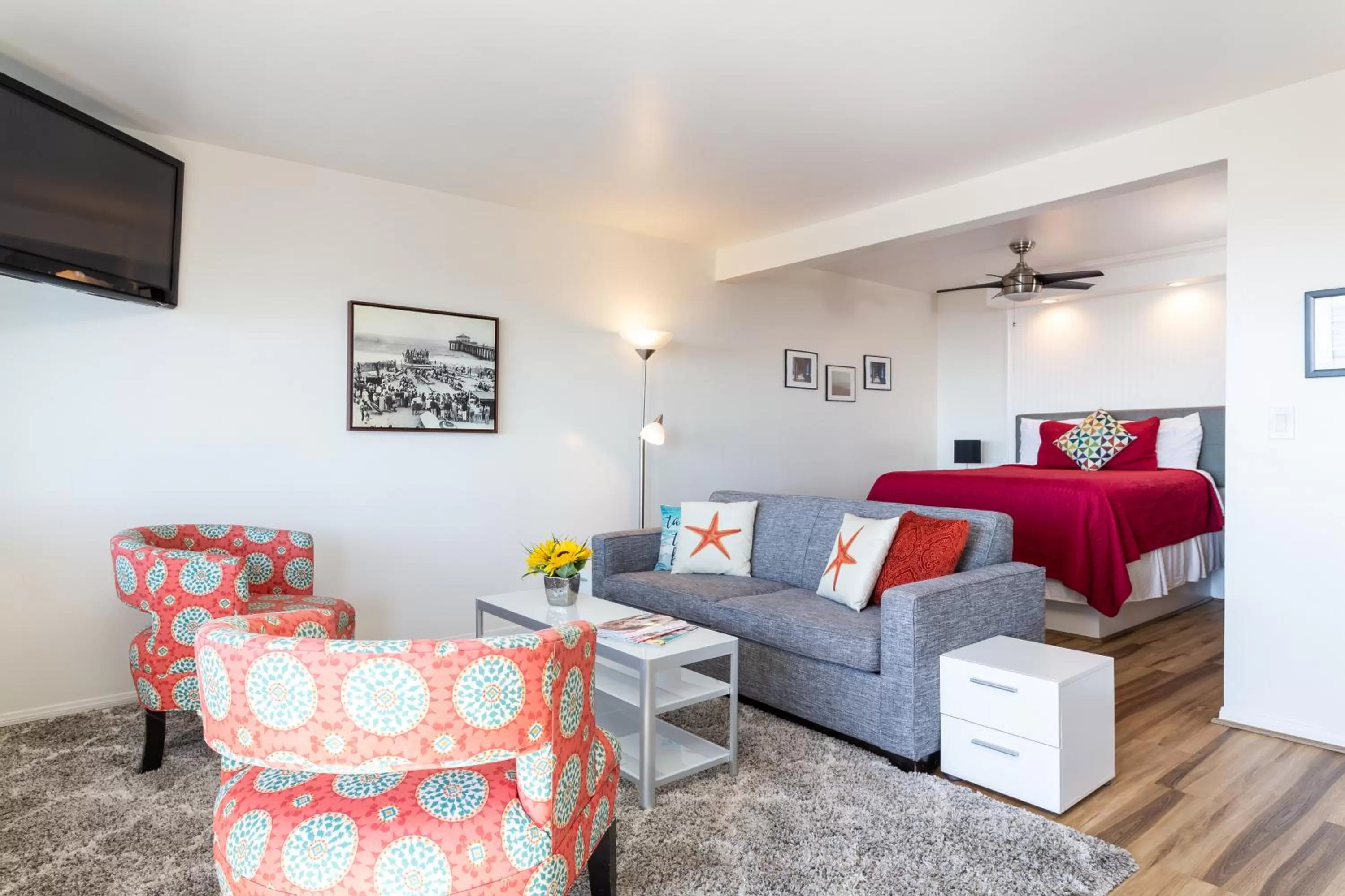 Living room, Bed in The Sea View Inn At The Beach