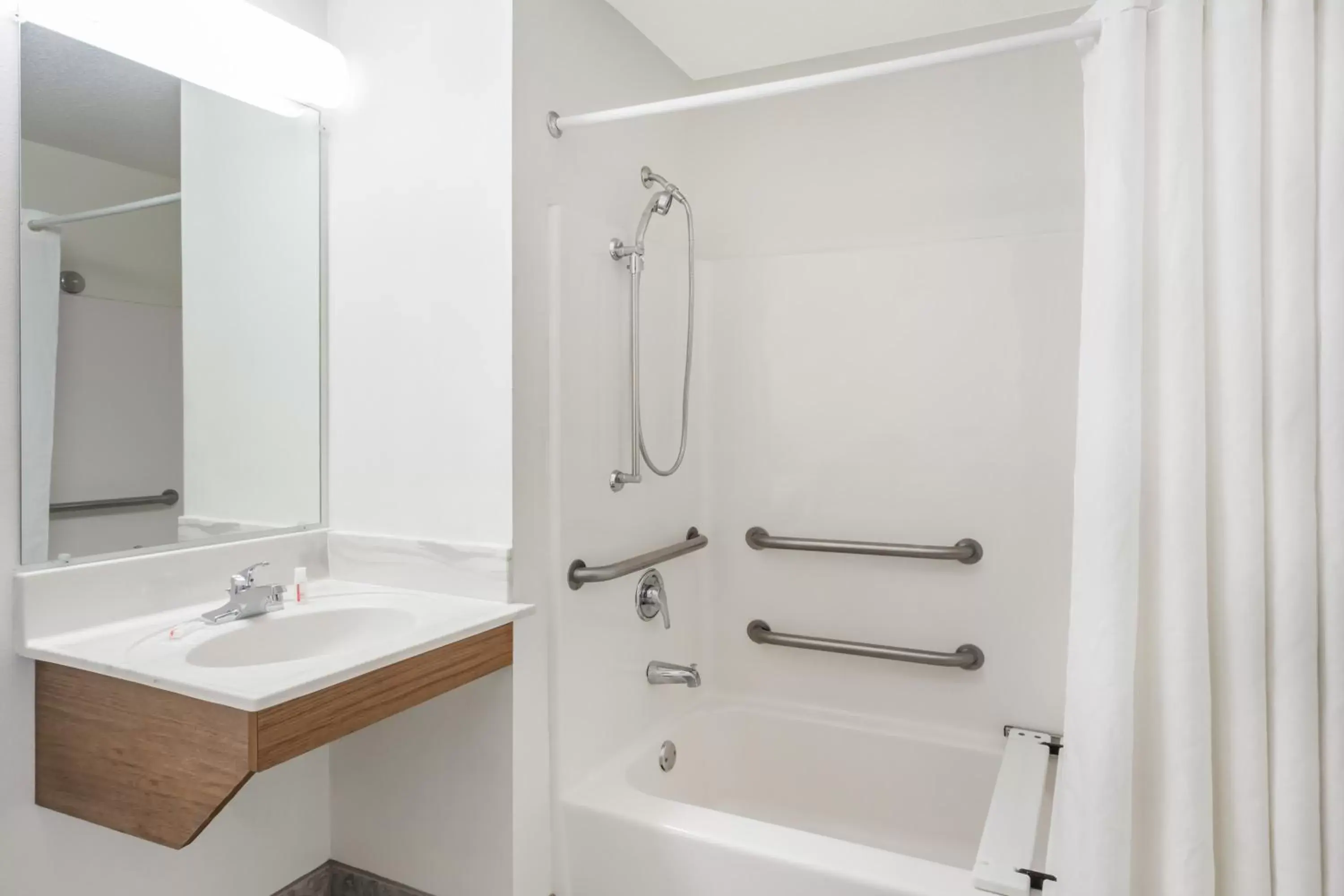 Bathroom in Boarders Inn & Suites by Cobblestone Hotels Columbus