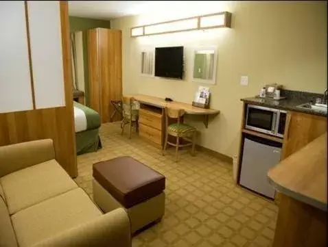 Kitchen or kitchenette, Seating Area in Microtel Inn & Suites by Wyndham Saraland