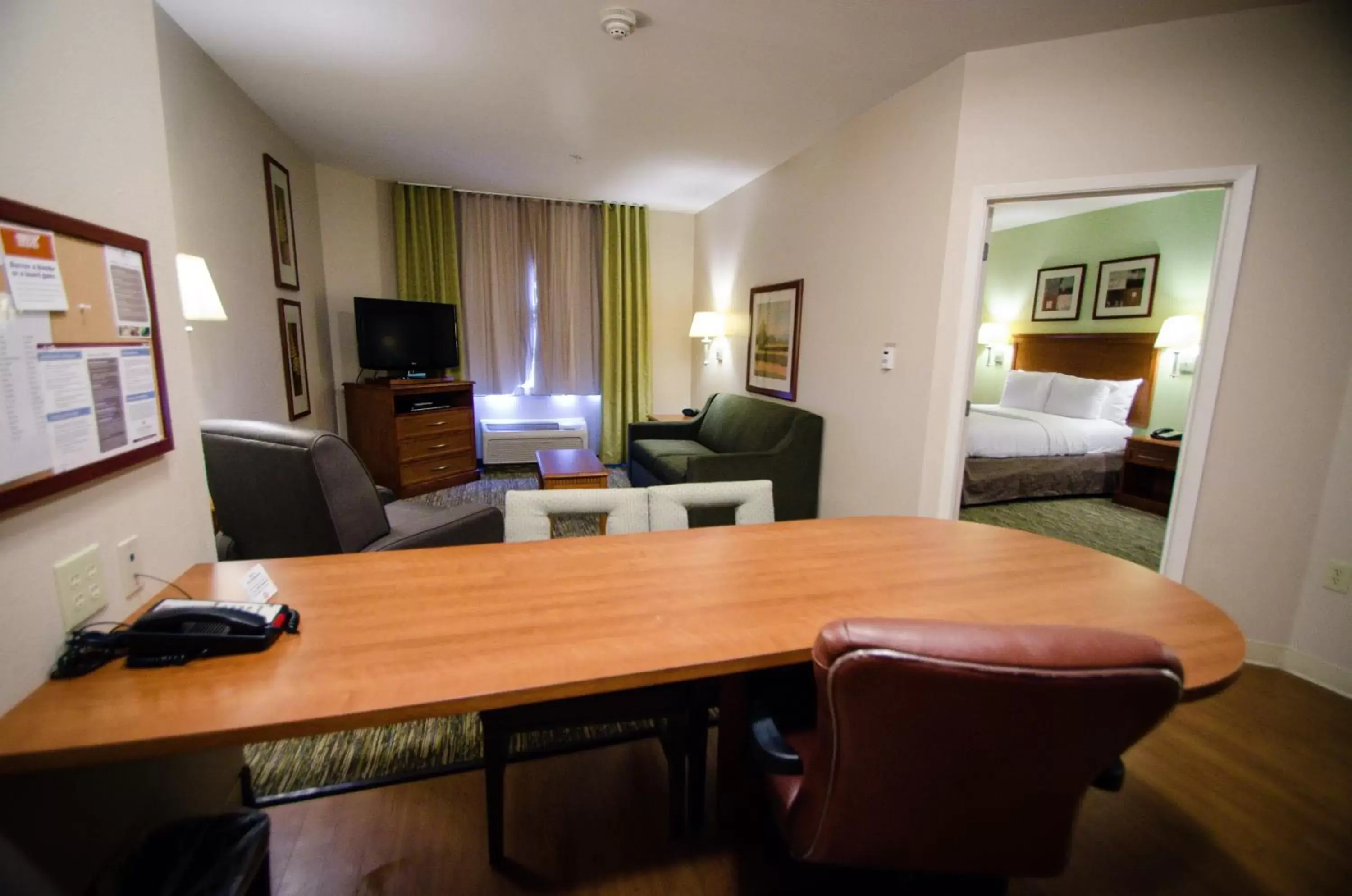 Photo of the whole room, Dining Area in Candlewood Suites Temple, an IHG Hotel