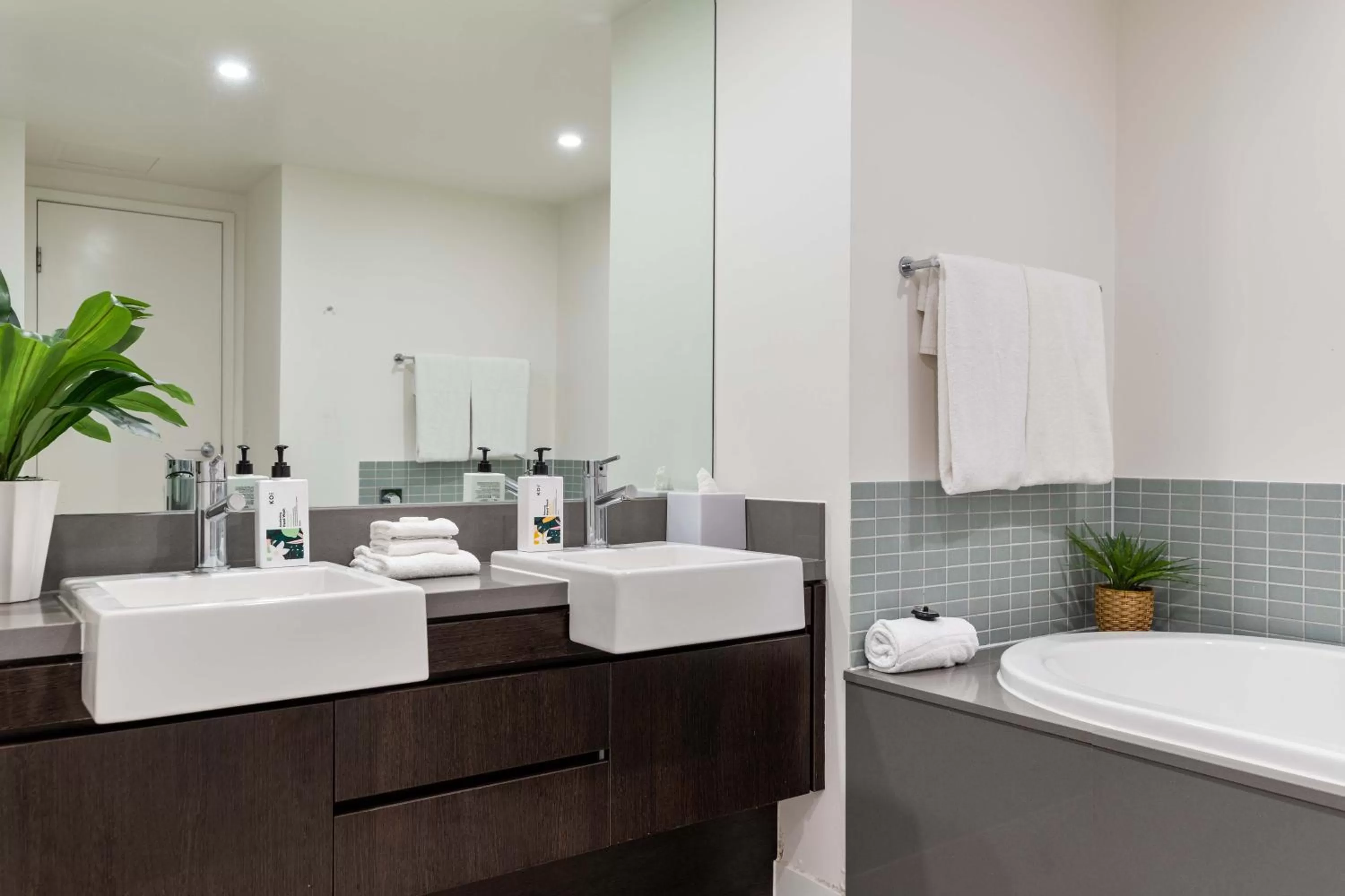 Bathroom in Port Douglas Private Apartments in Temple