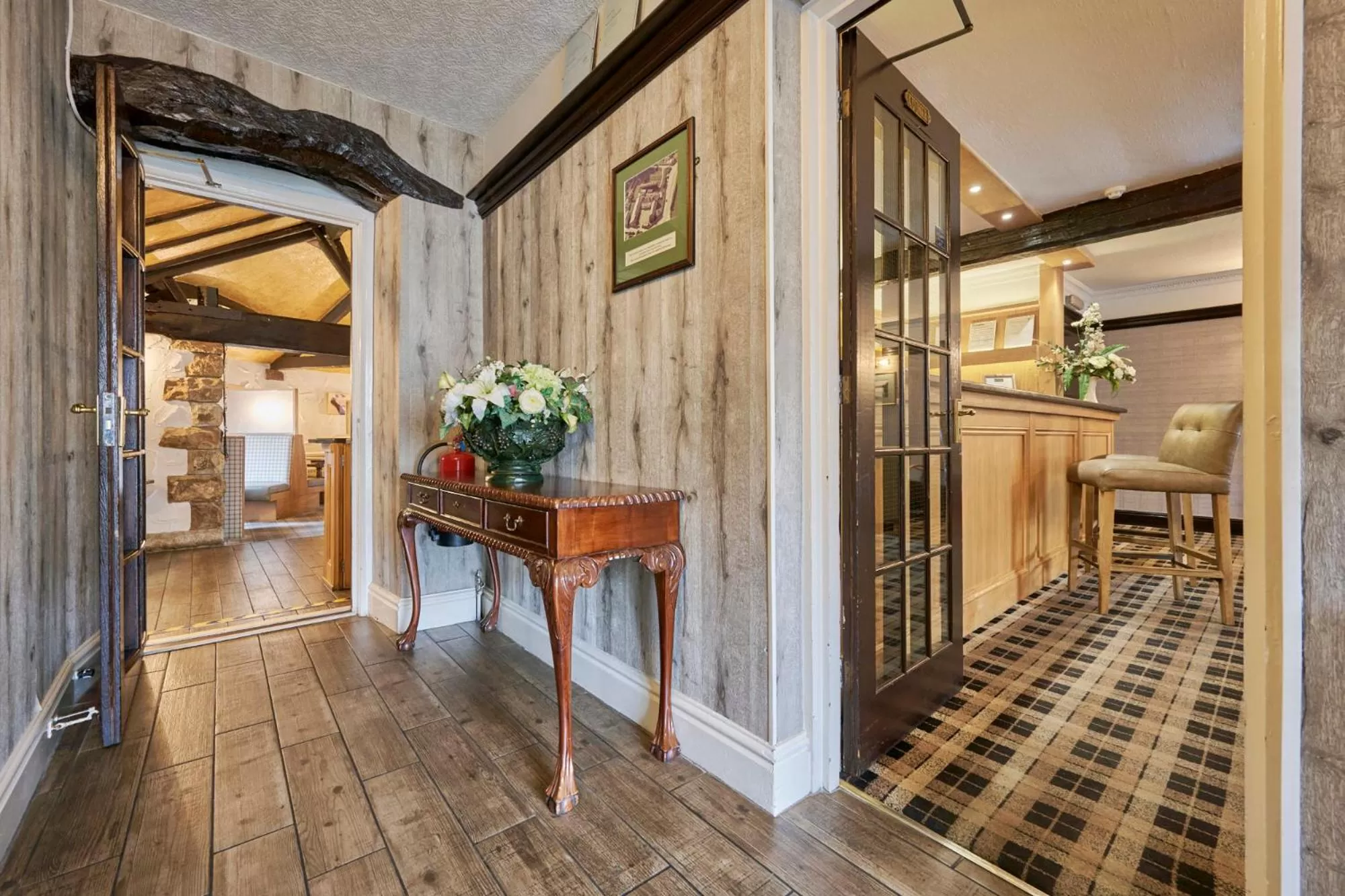 Lounge or bar in The Old Ginn House Inn