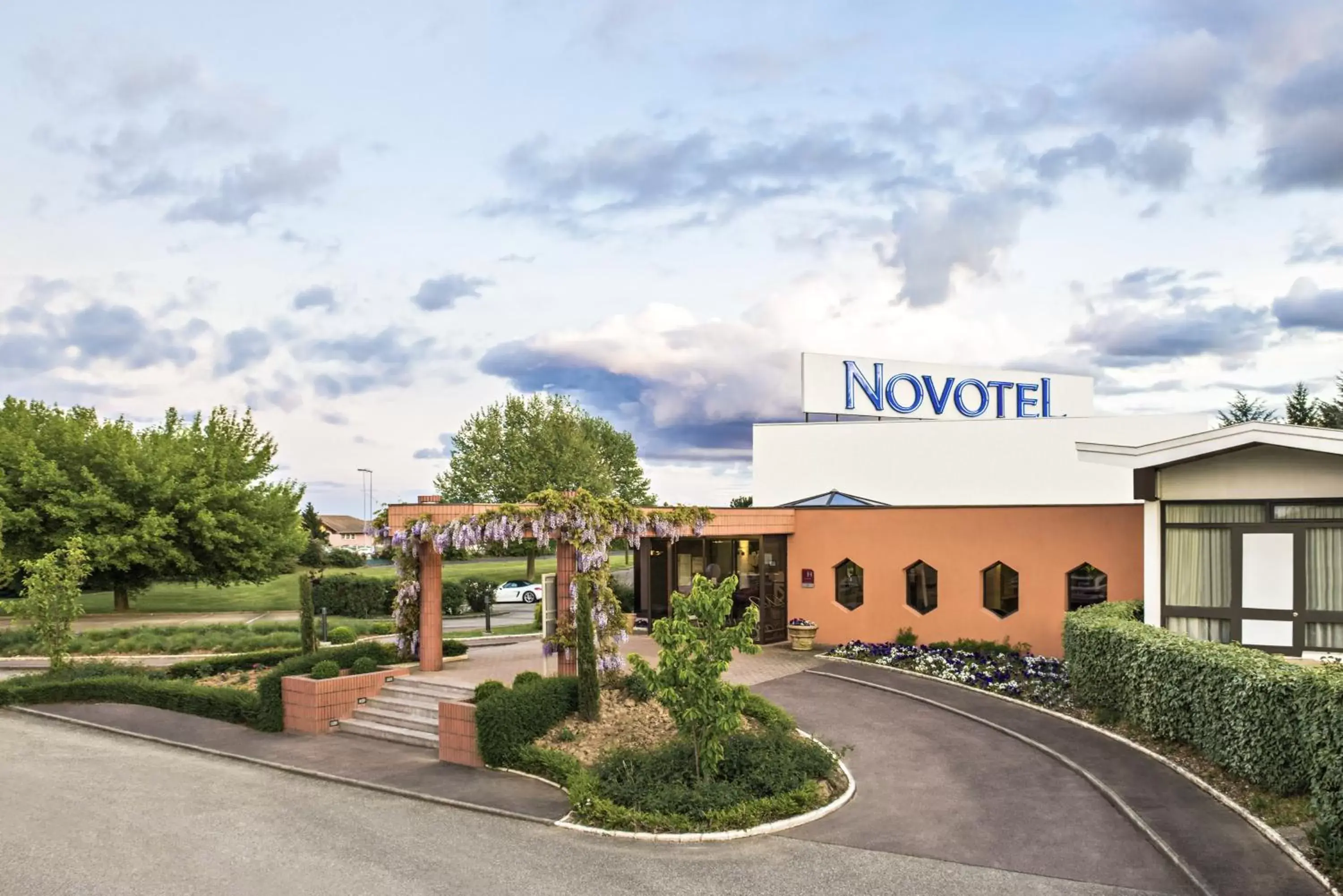 Natural landscape, Property Building in Novotel Macon Nord Autoroute du Soleil