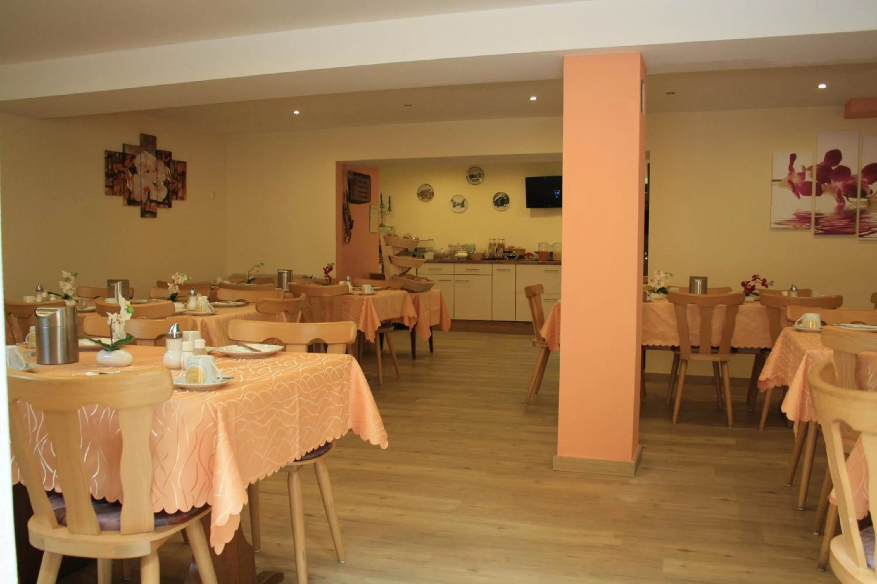 Restaurant/places to eat in Waldhotel Albachmühle mit Albacher Stuben