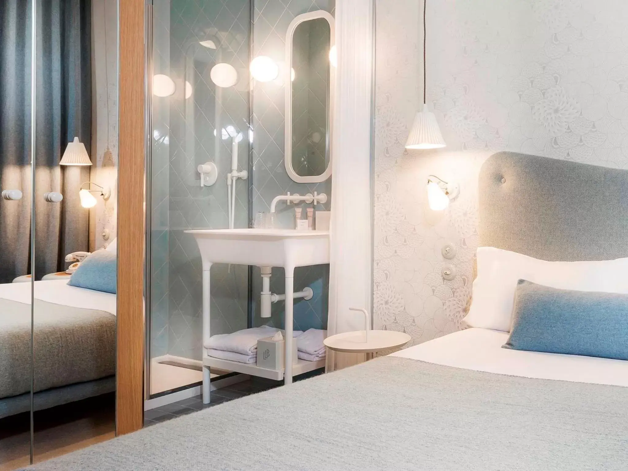 Classic Single Room with Large Bed in Hotel le Lapin Blanc Classic Single Room with Large Bed in Hotel le Lapin Blanc