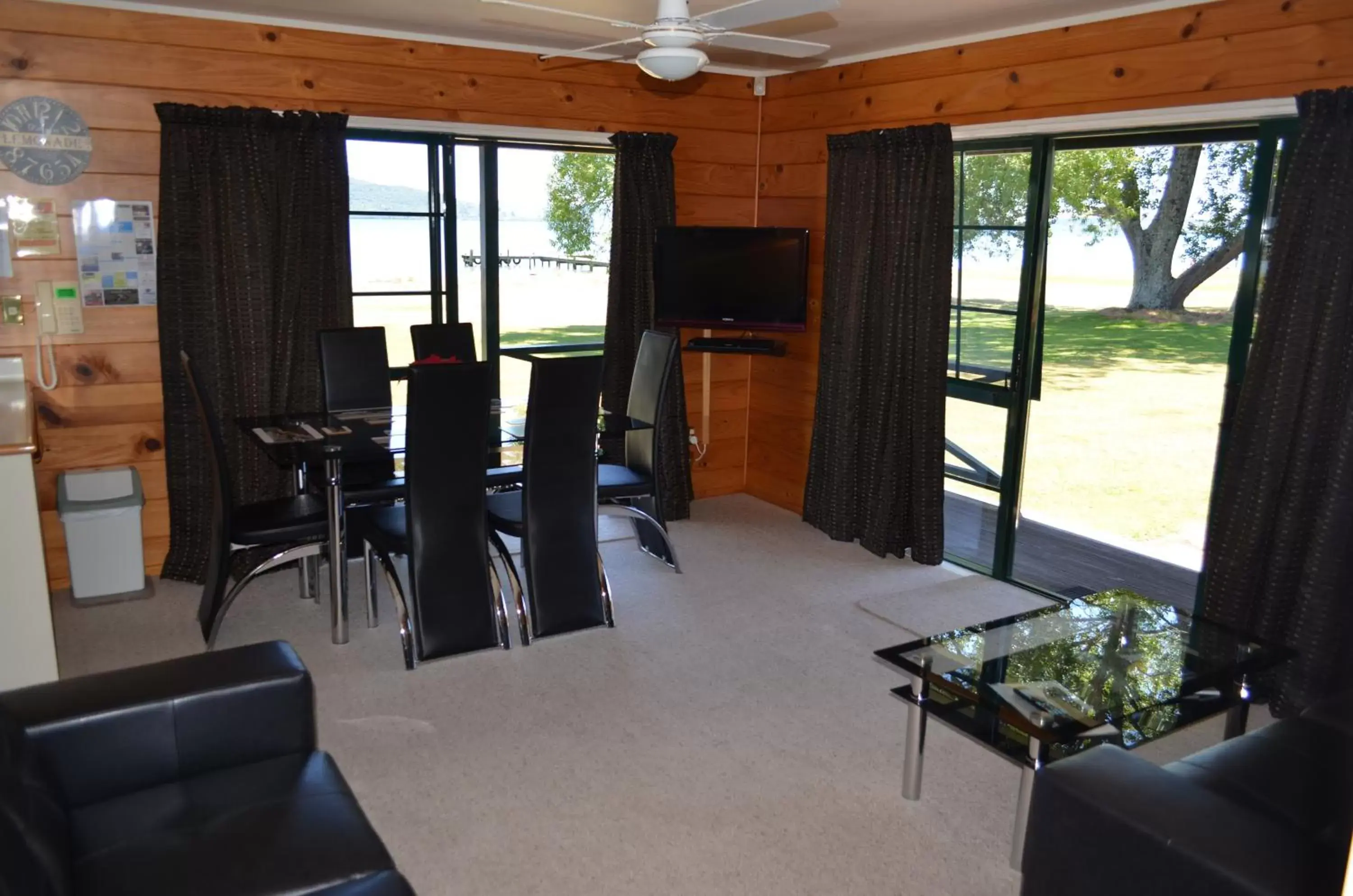 Two-Bedroom Apartment with Lake View in Cedarwood Lakeside Motel & Conference Venue