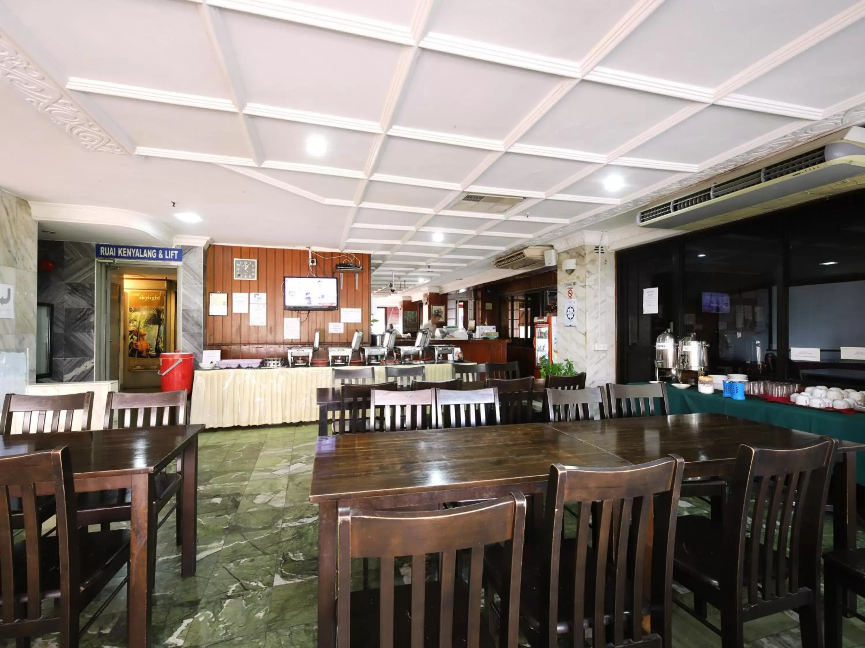 Restaurant/Places to Eat in Grand Supreme Hotel
