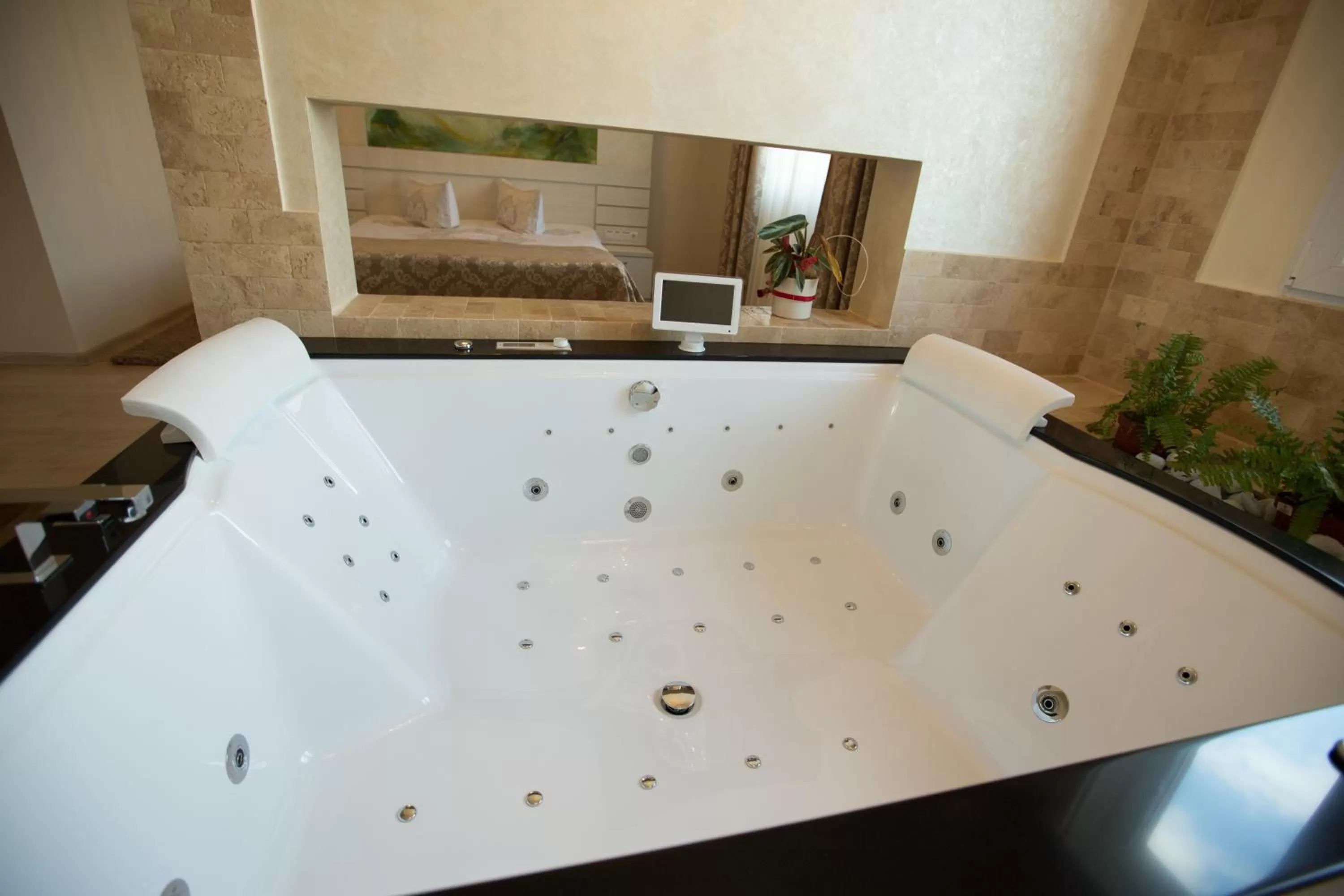 Hot Tub, Bathroom in Hotel Sheriff