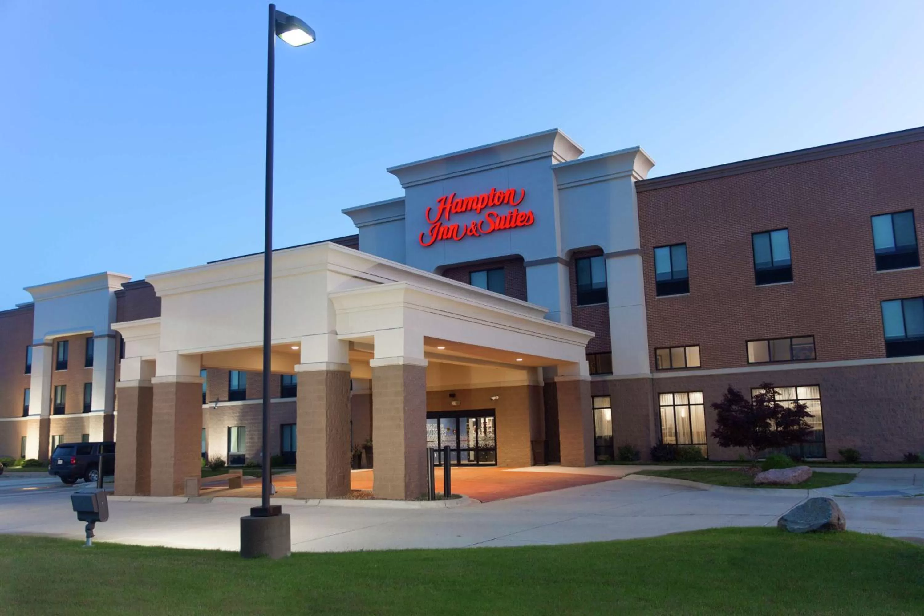 Property building in Hampton Inn & Suites Ankeny