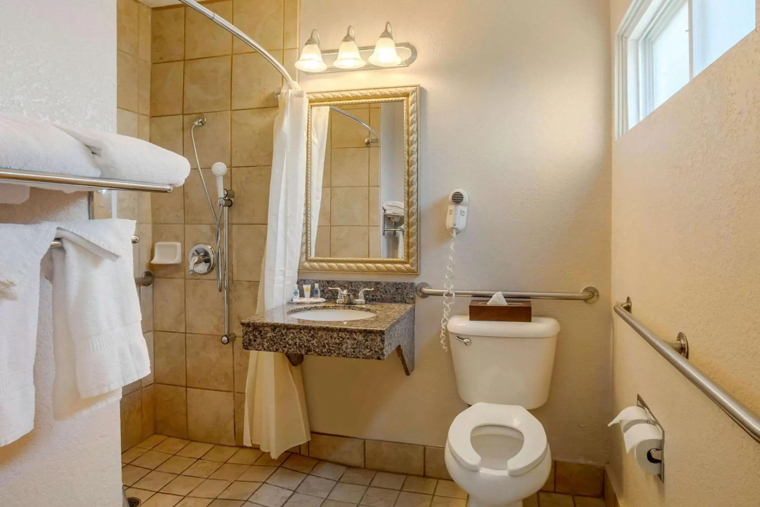 Photo of the whole room, Bathroom in Comfort Inn San Diego Airport At The Harbor