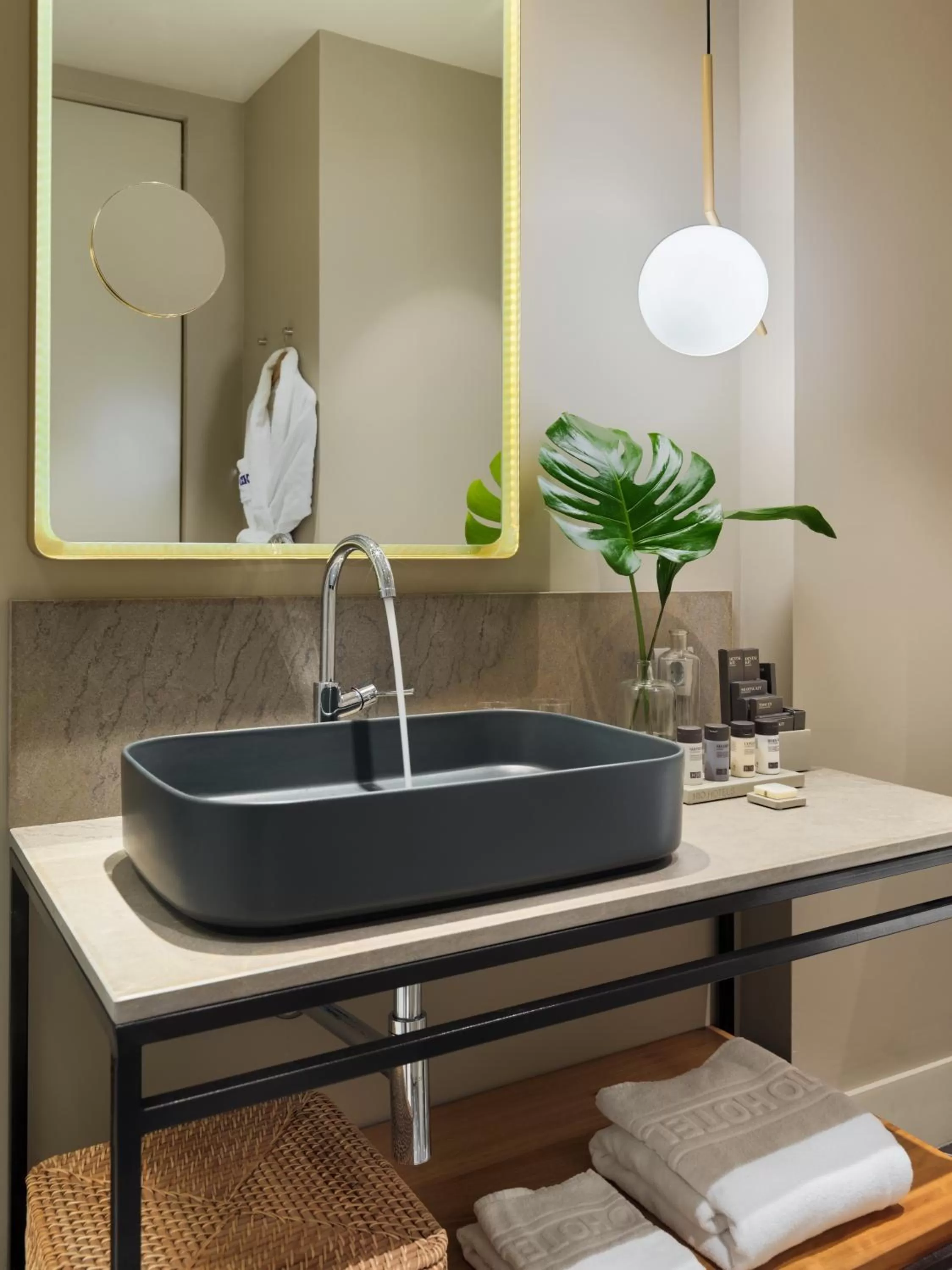 Bathroom in H10 Palacio Colomera