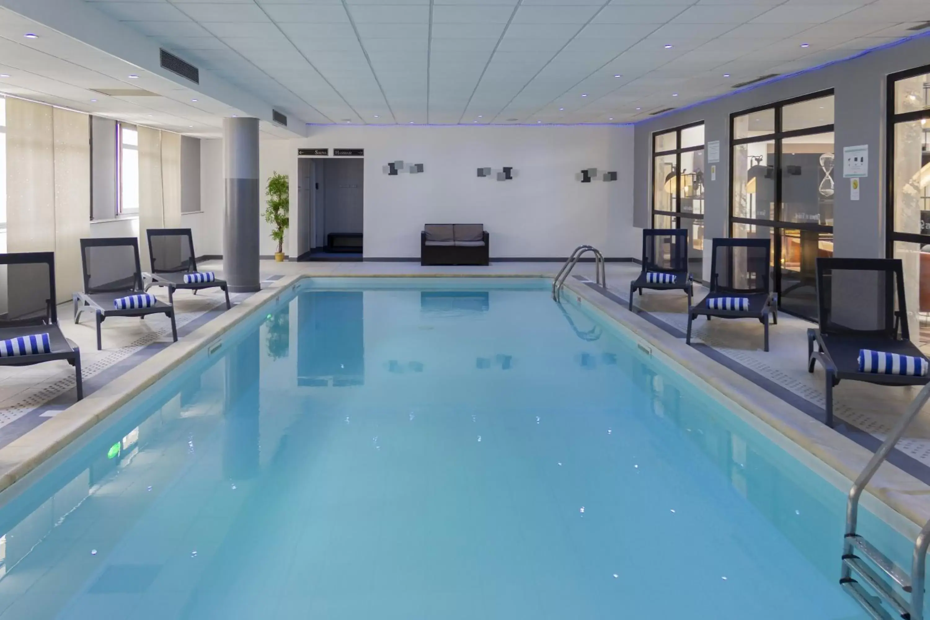 Swimming Pool in Hotel Mercure Blois Centre