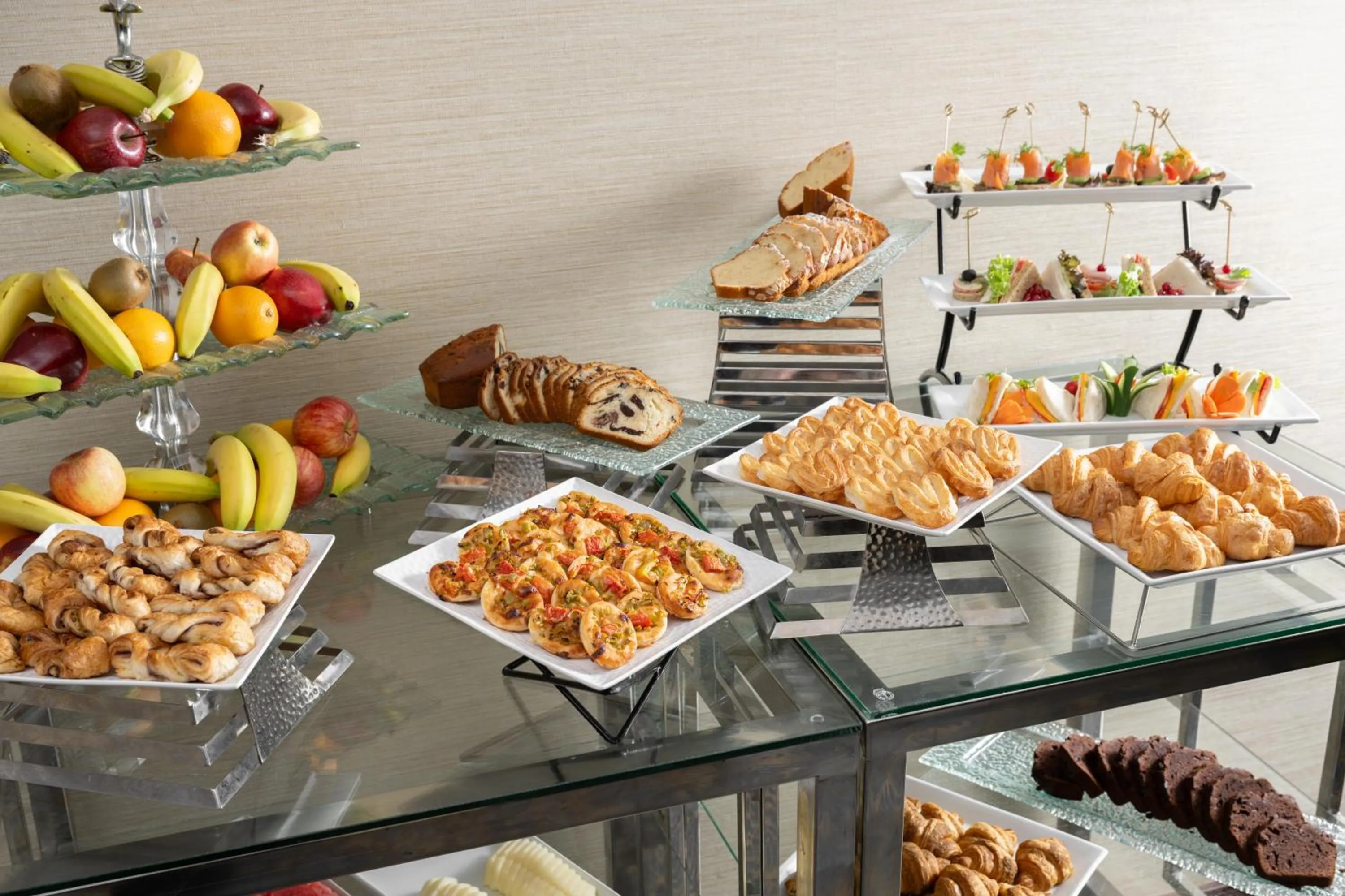 Food and drinks in Millennium Al Aqeeq Hotel