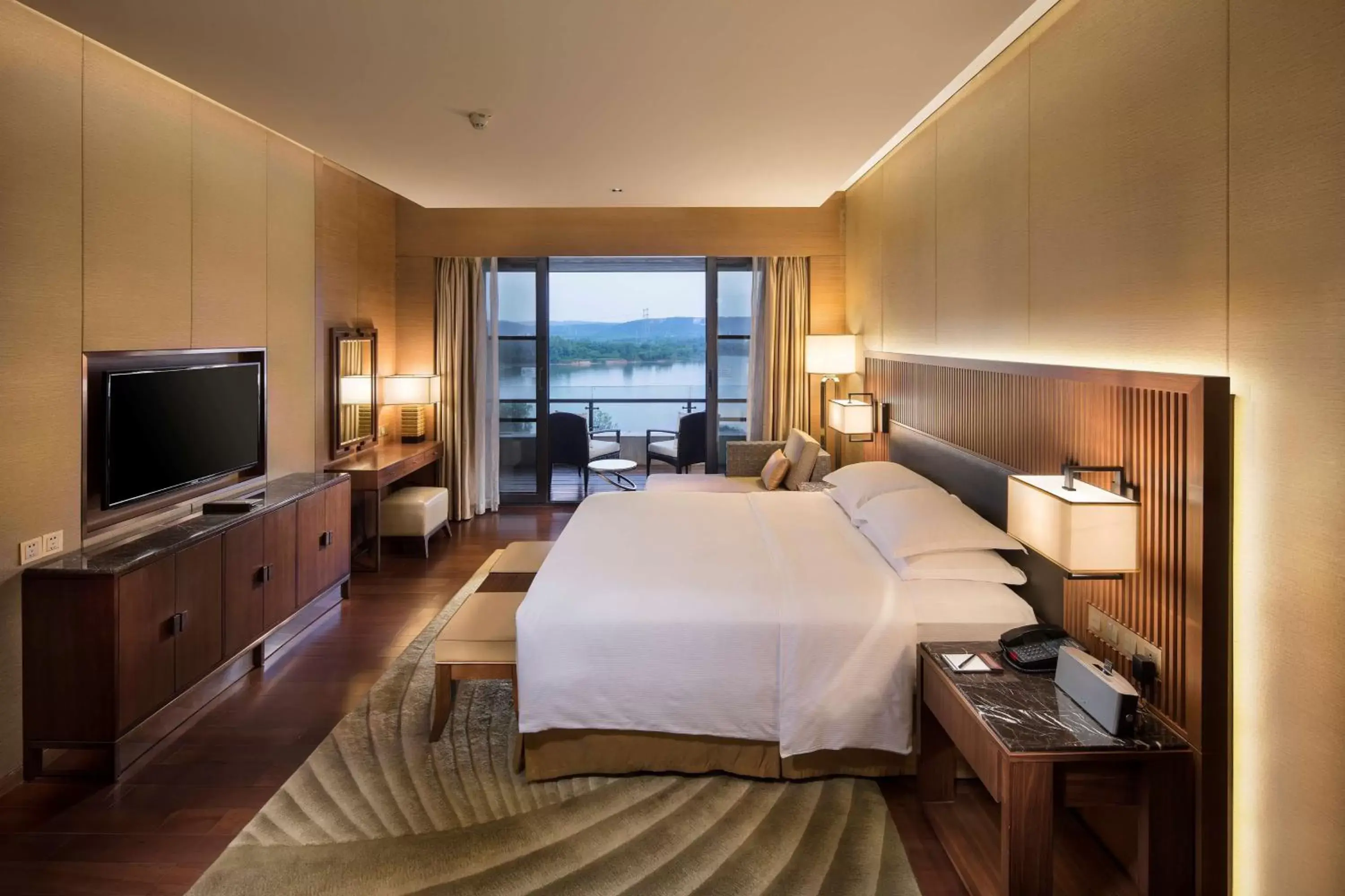 Bedroom in Hilton Wuhan Optics Valley