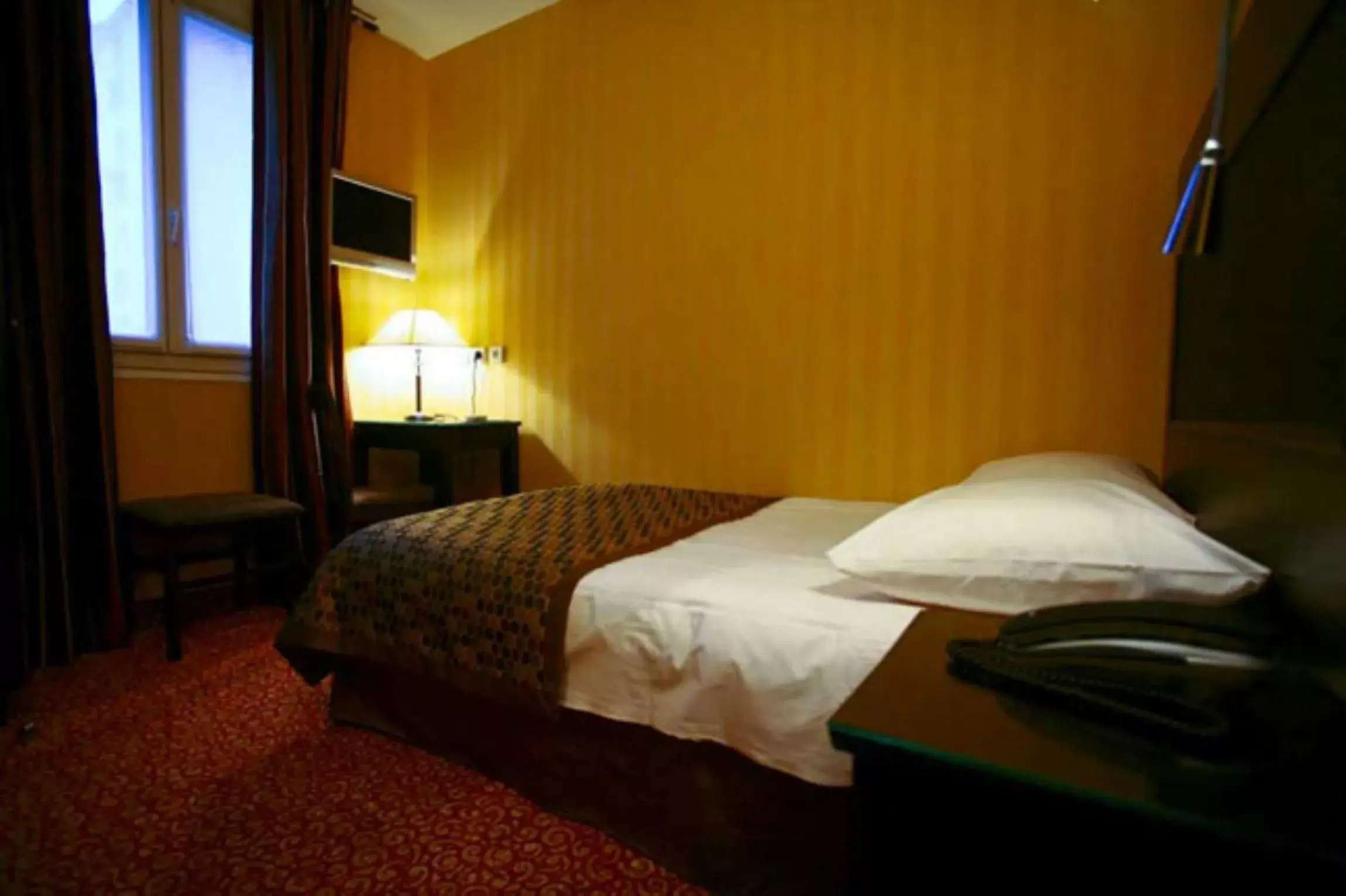 Photo of the whole room, Bed in Convention Montparnasse