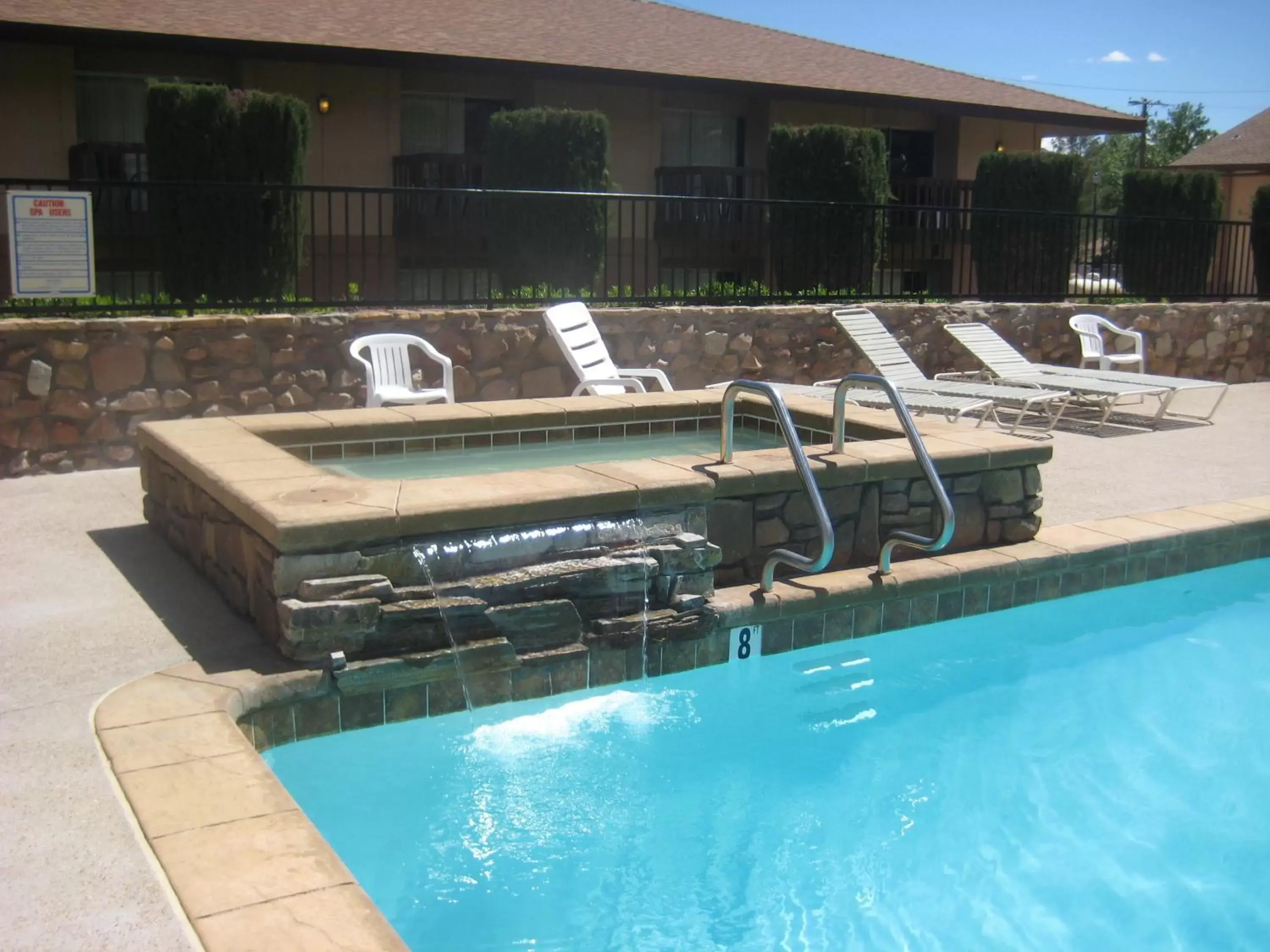 Swimming Pool in Bumbleberry Inn