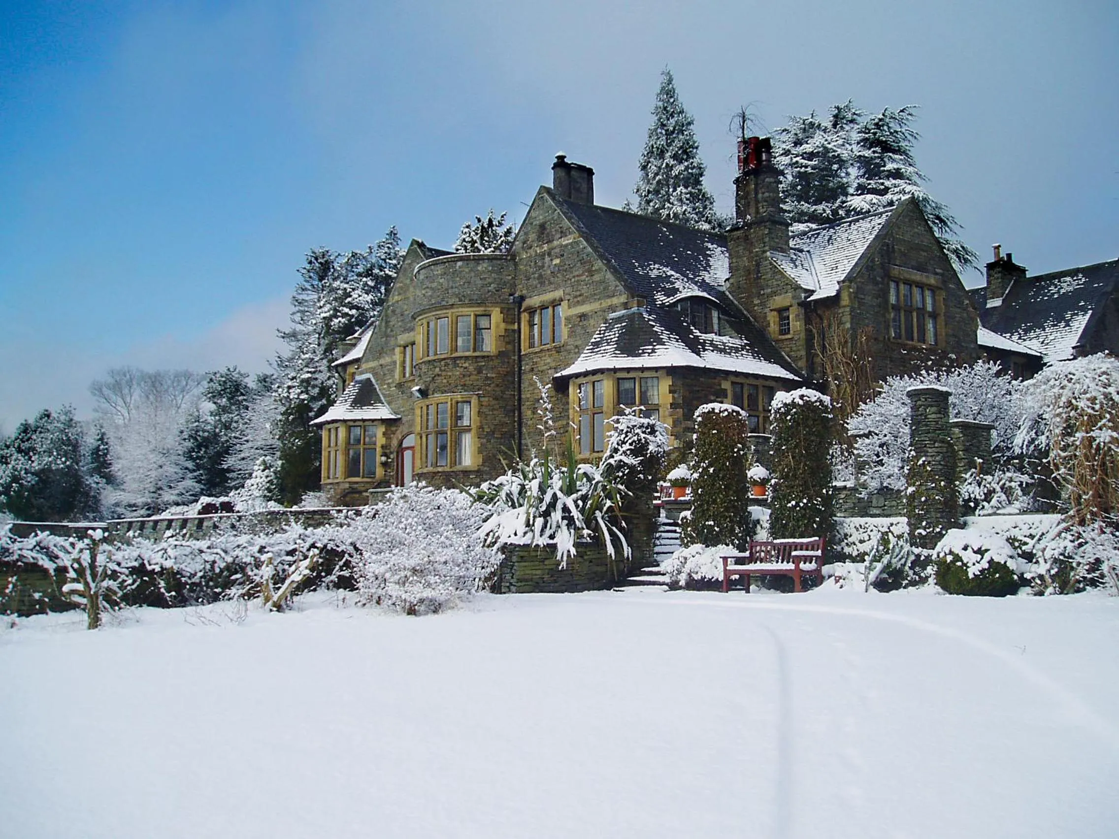 Facade/entrance in Cragwood Country House Hotel
