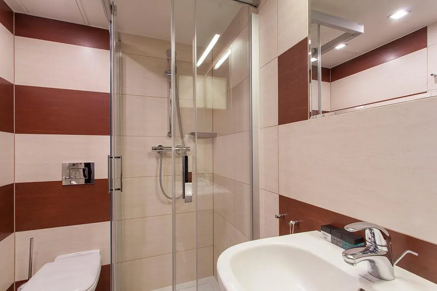 Bathroom in Ilonn Hotel