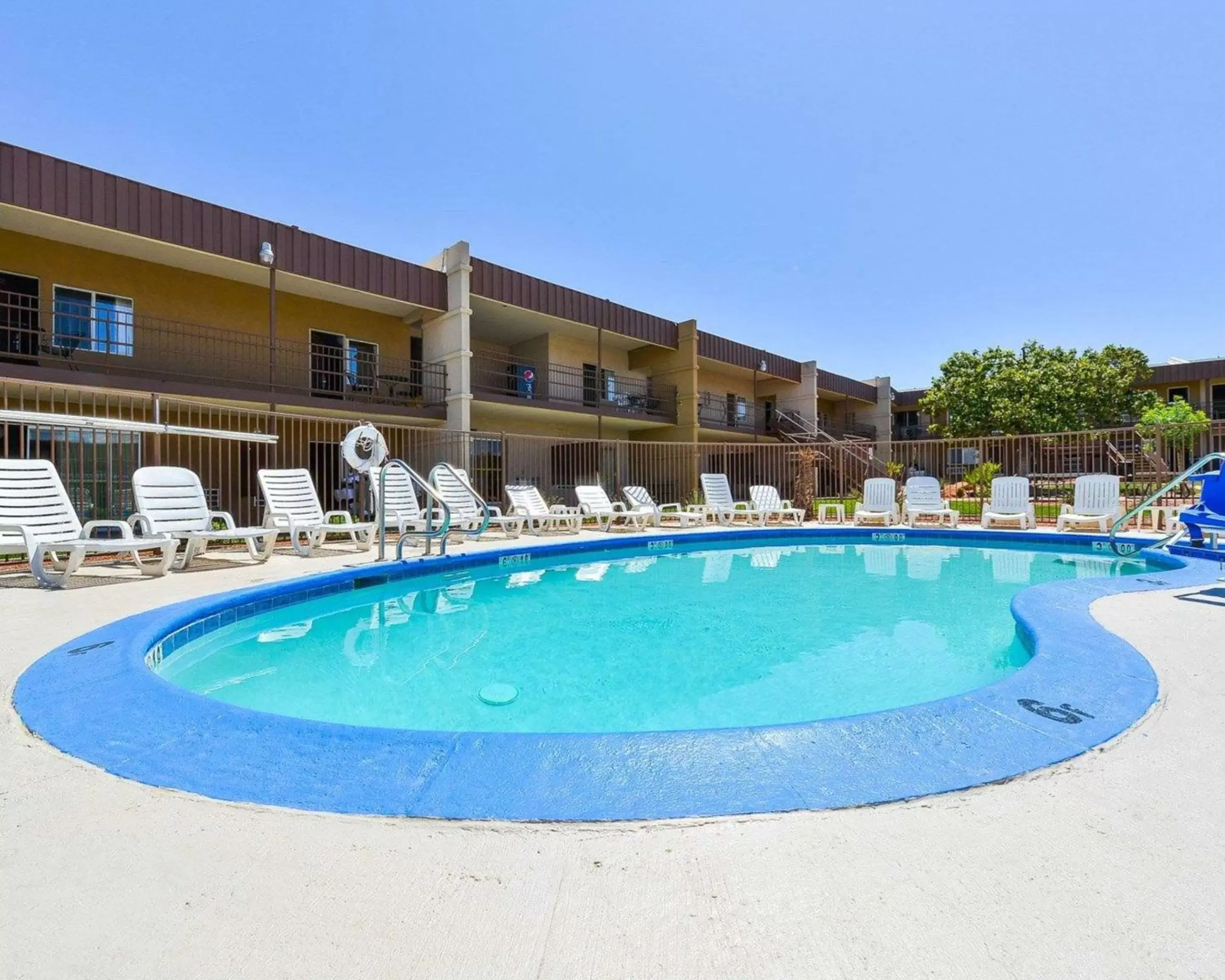 Property building, Swimming Pool in Rodeway Inn at Lake Powell