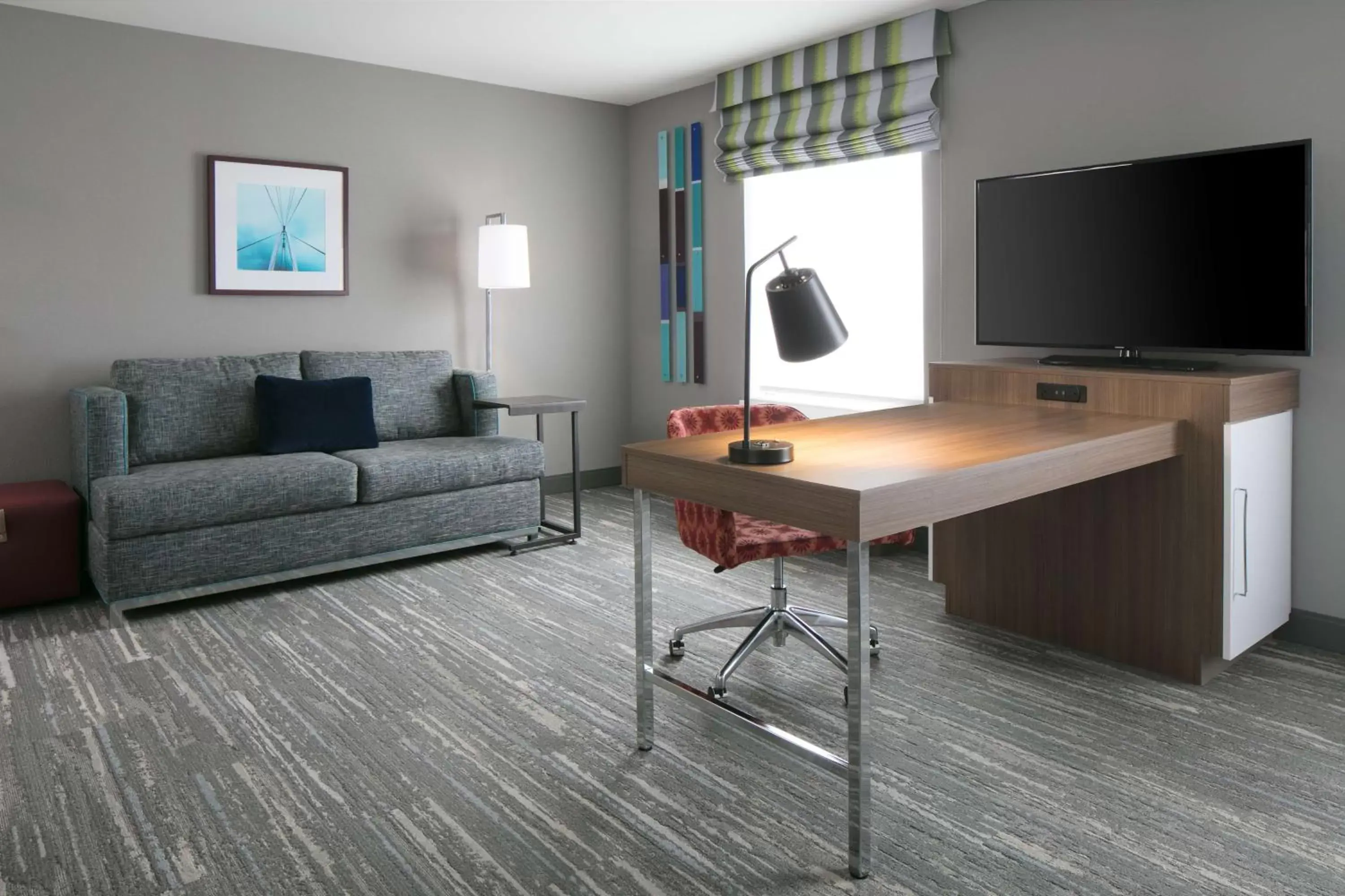 Bedroom, TV/Entertainment Center in Hampton Inn By Hilton Wichita Northwest