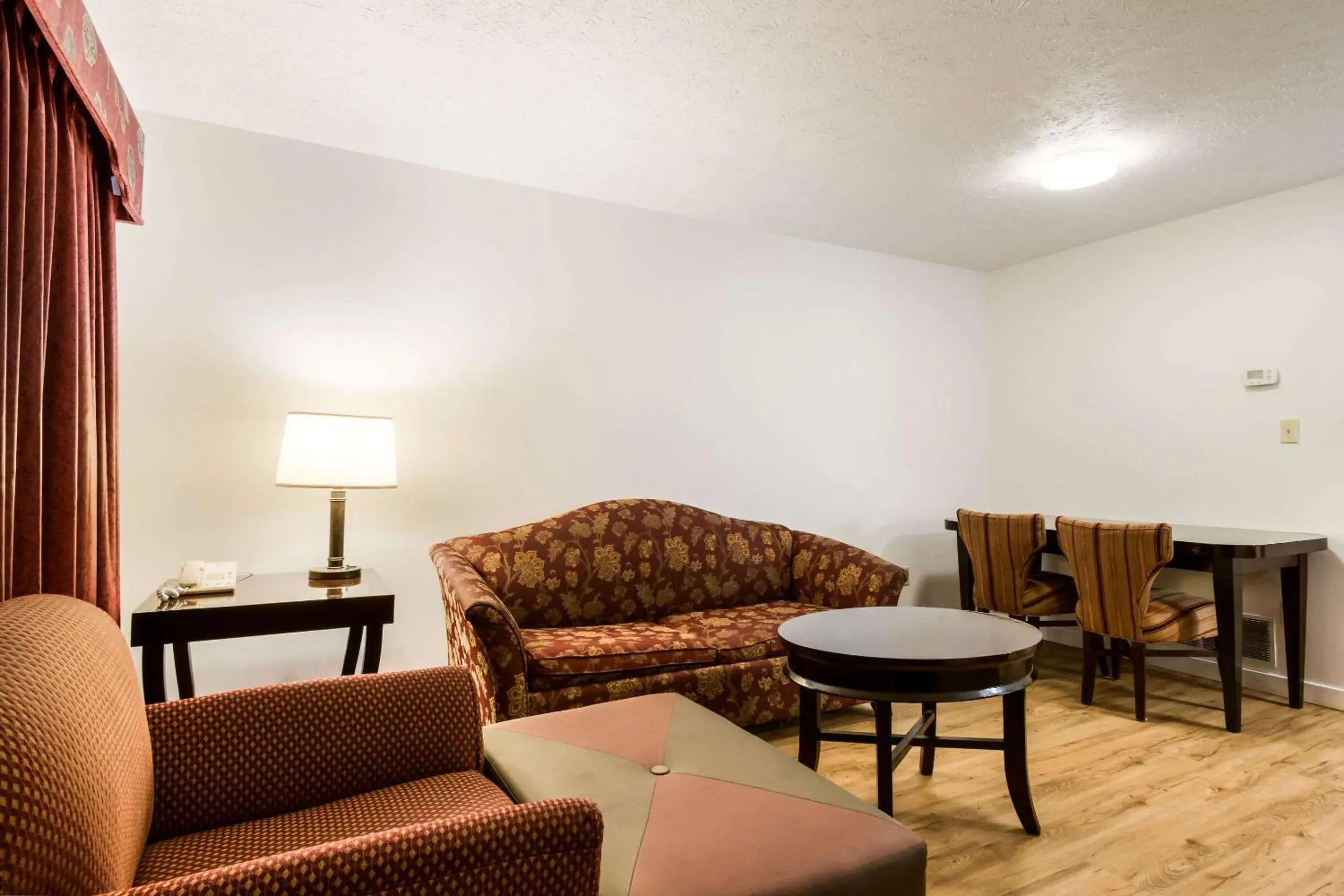 Photo of the whole room, Seating Area in Econo Lodge Inn & Suites Pocono near Lake Harmony