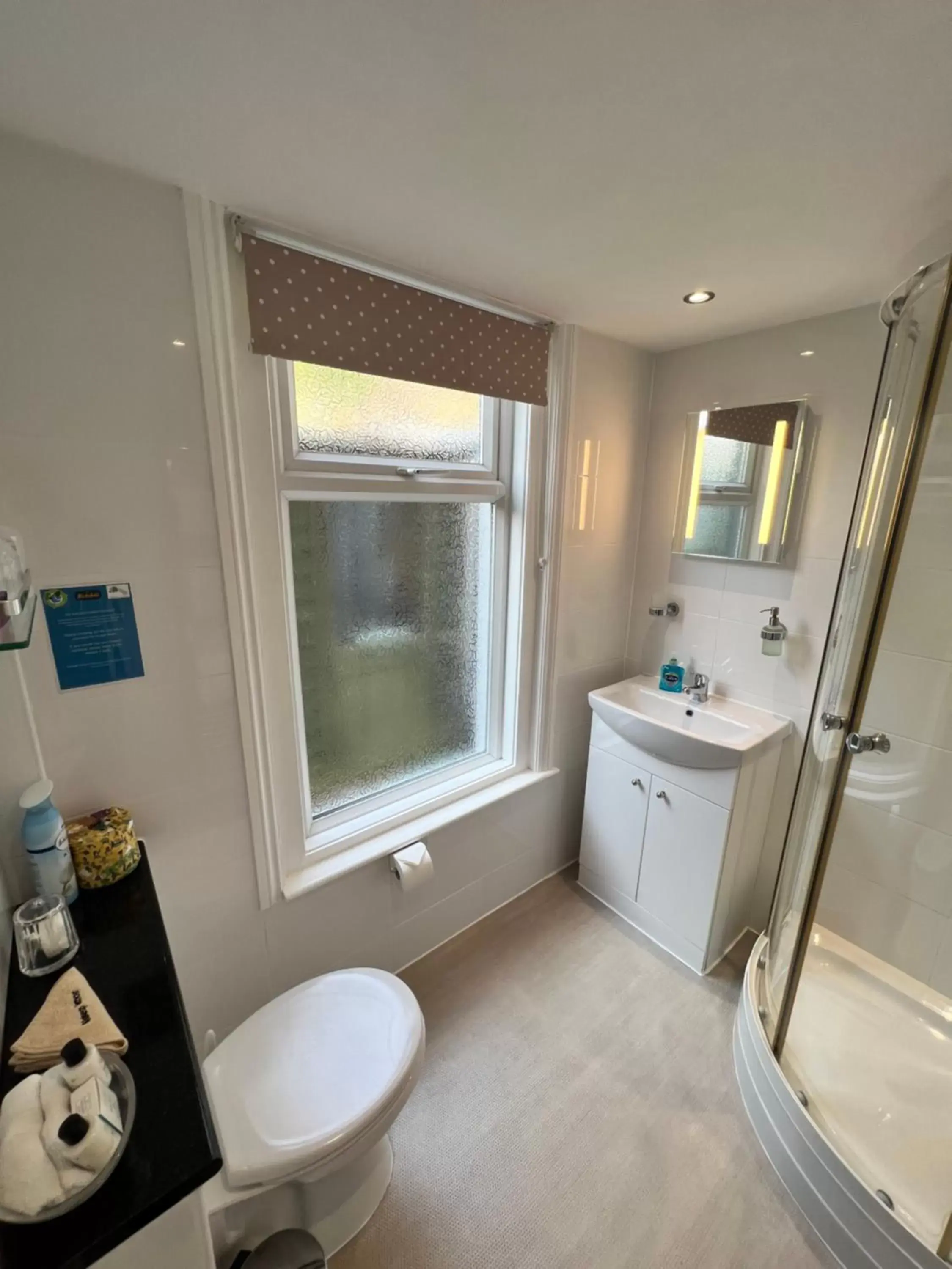 Property building, Bathroom in Birkdale Guest House