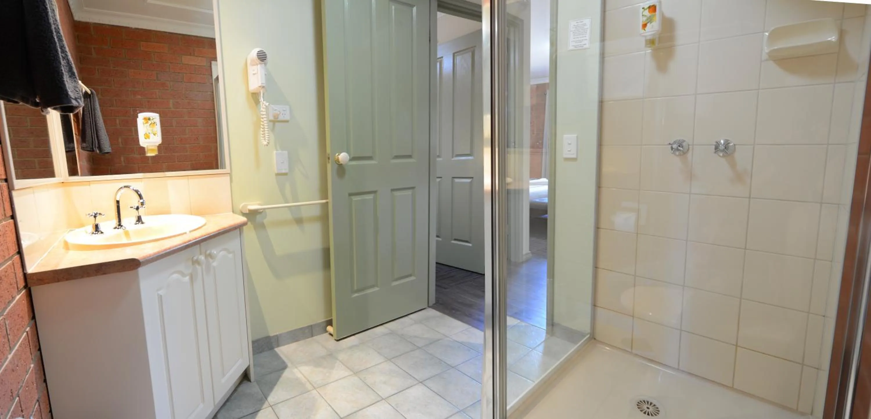 Shower in Bendigo Goldfields Motor Inn