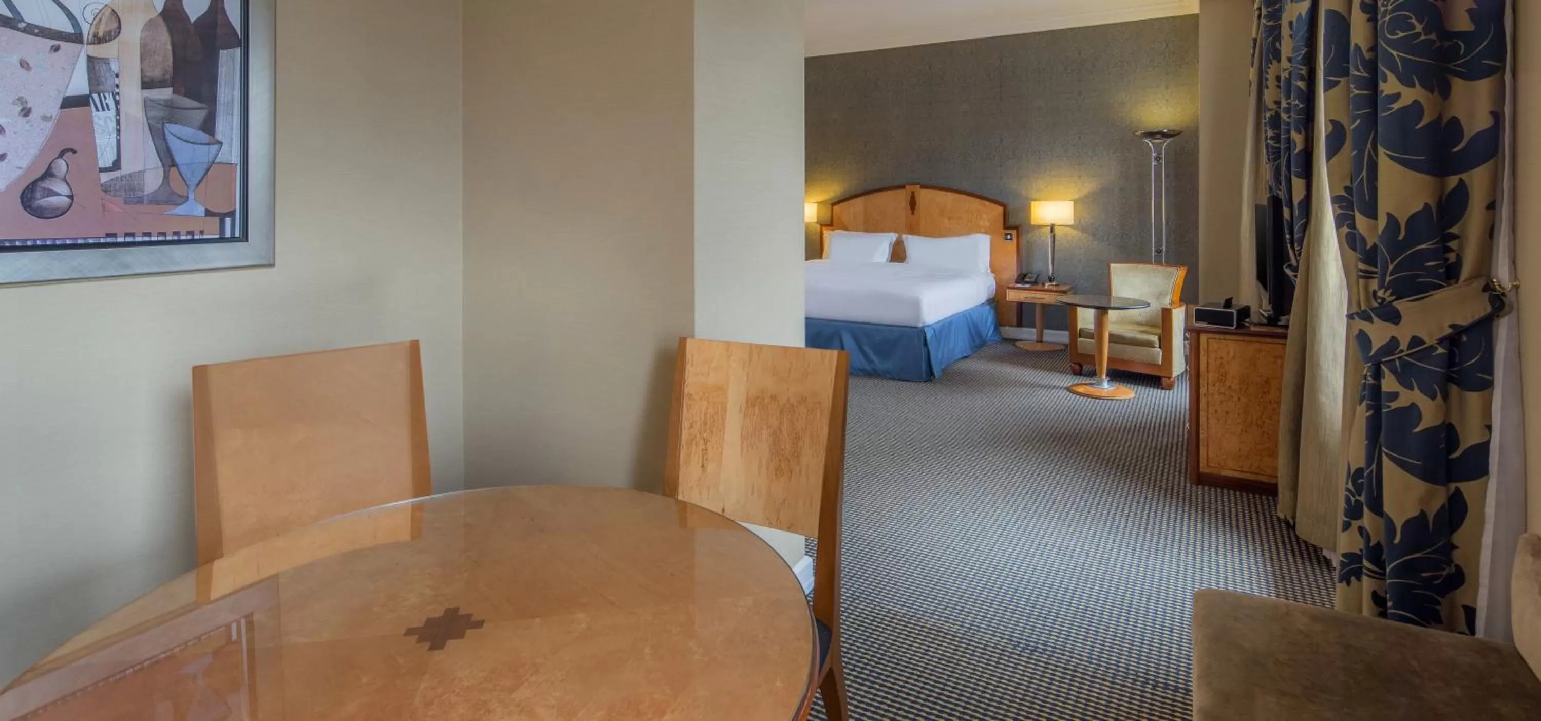 Dining area, Bed in Hilton London Paddington