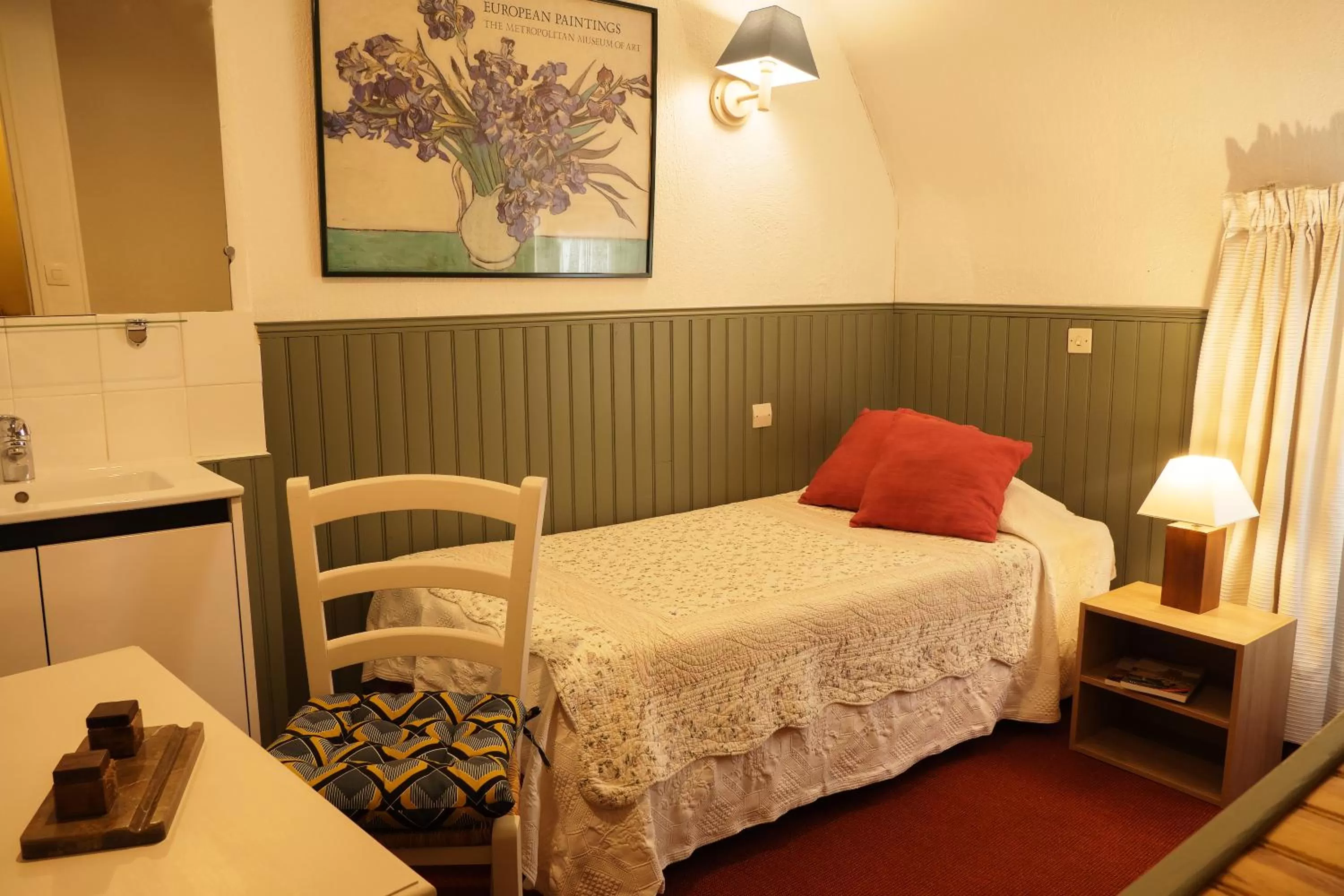 Bed in Hôtel du Cygne Paris