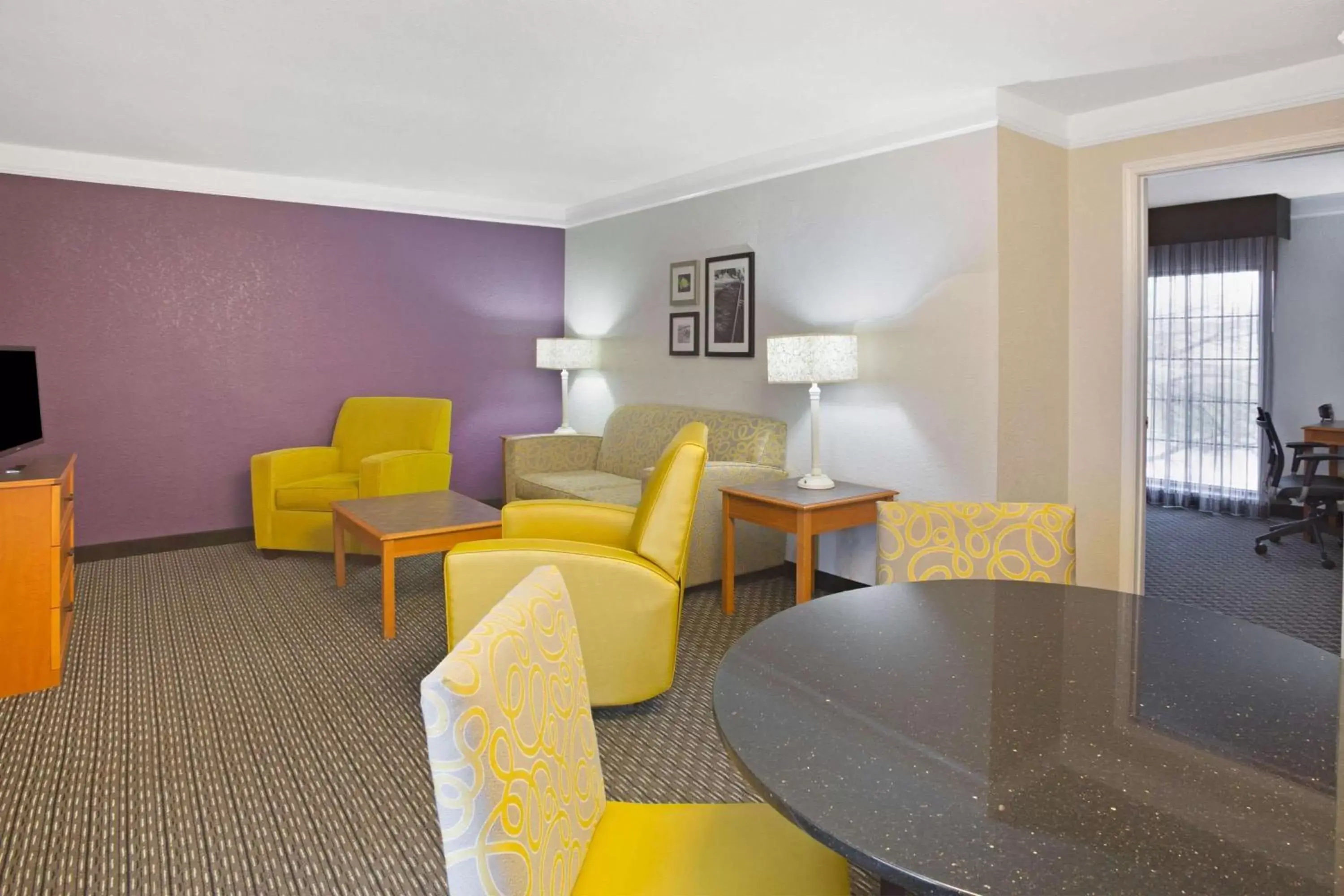 Photo of the whole room, Seating Area in La Quinta Inn by Wyndham San Marcos