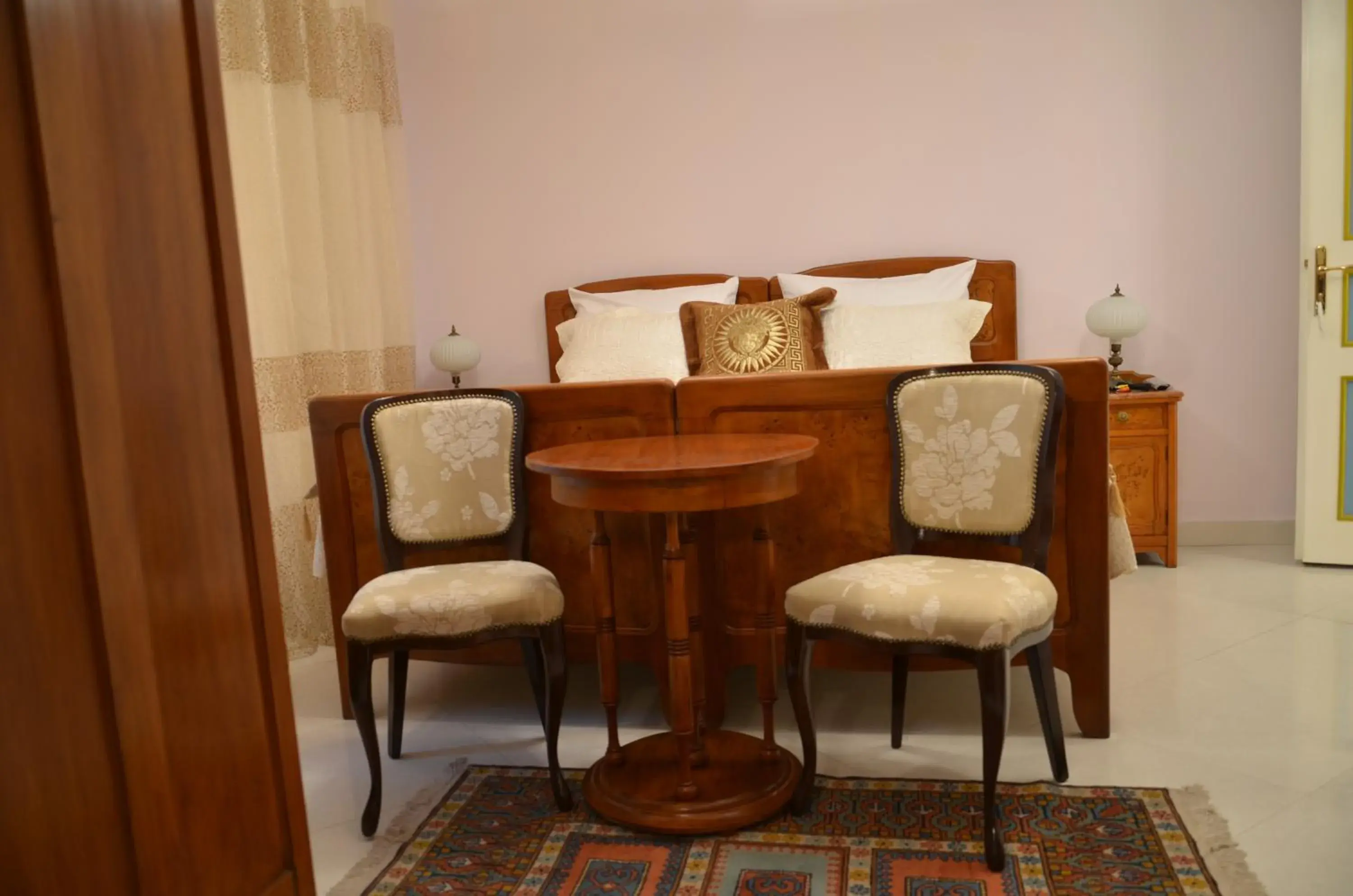 Bed, Seating Area in Garni Hotel Helvetia