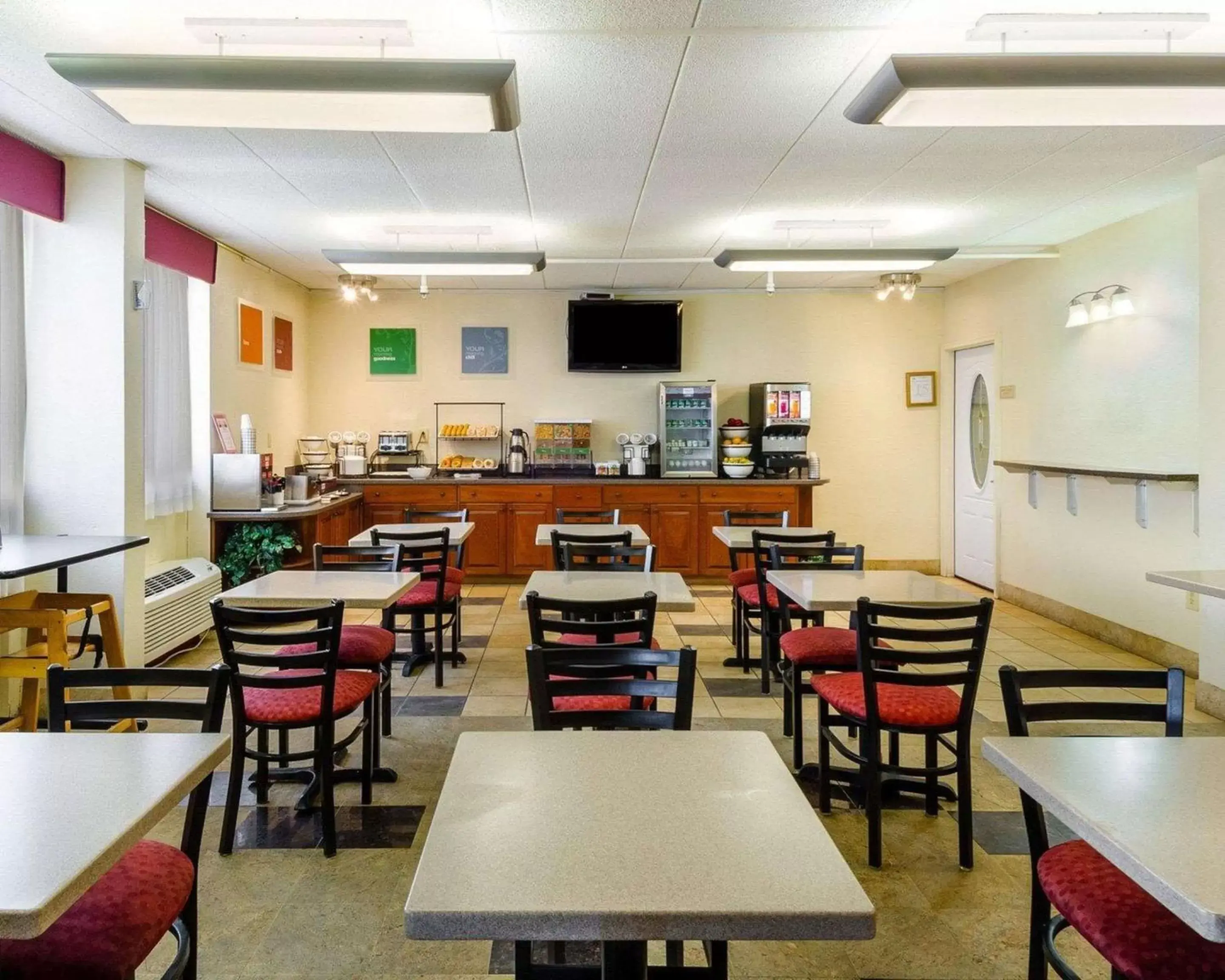 Restaurant/Places to Eat in Holiday Inn Express - Fall River North