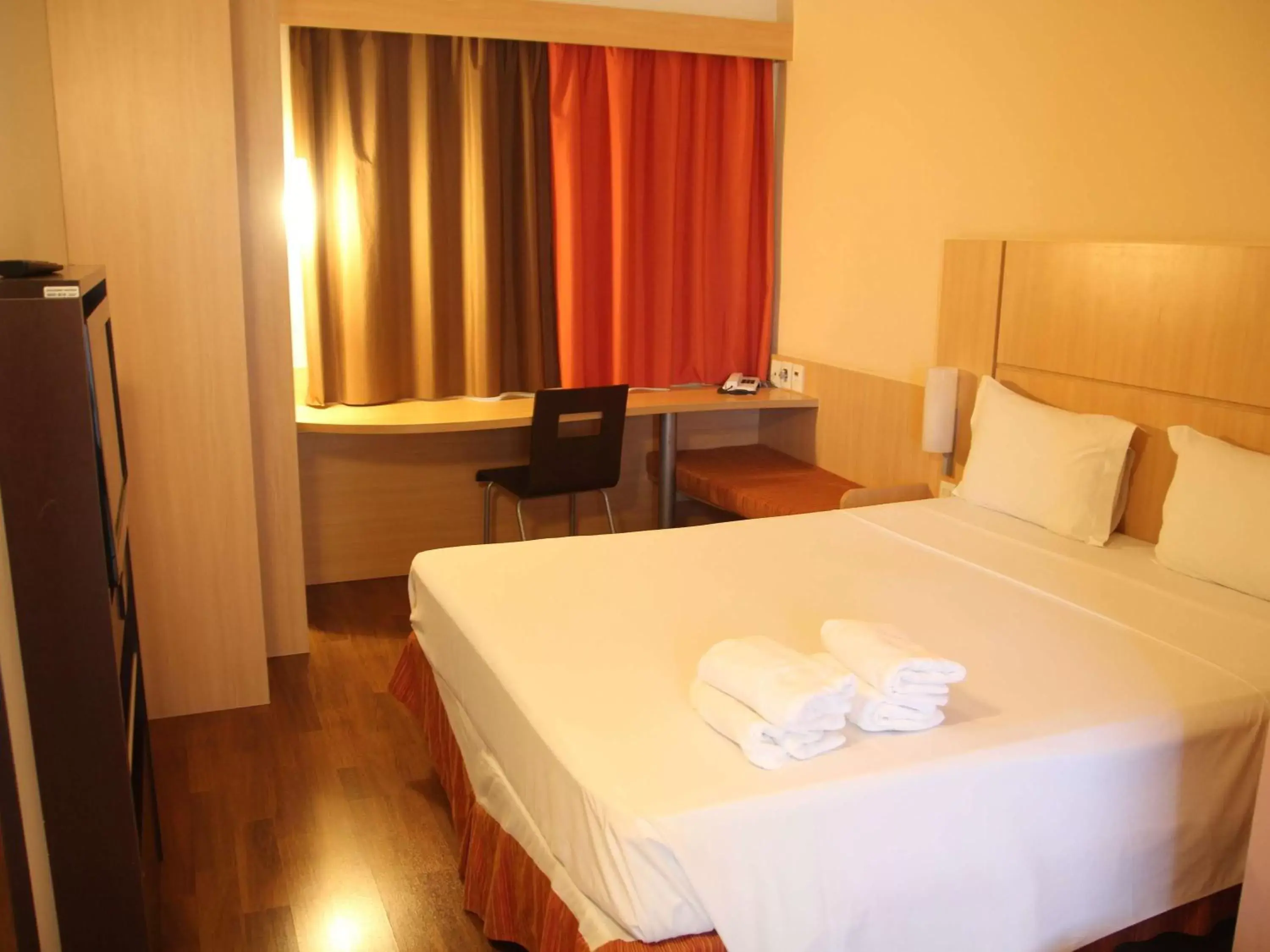 Photo of the whole room, Bed in ibis Montes Claros Shopping