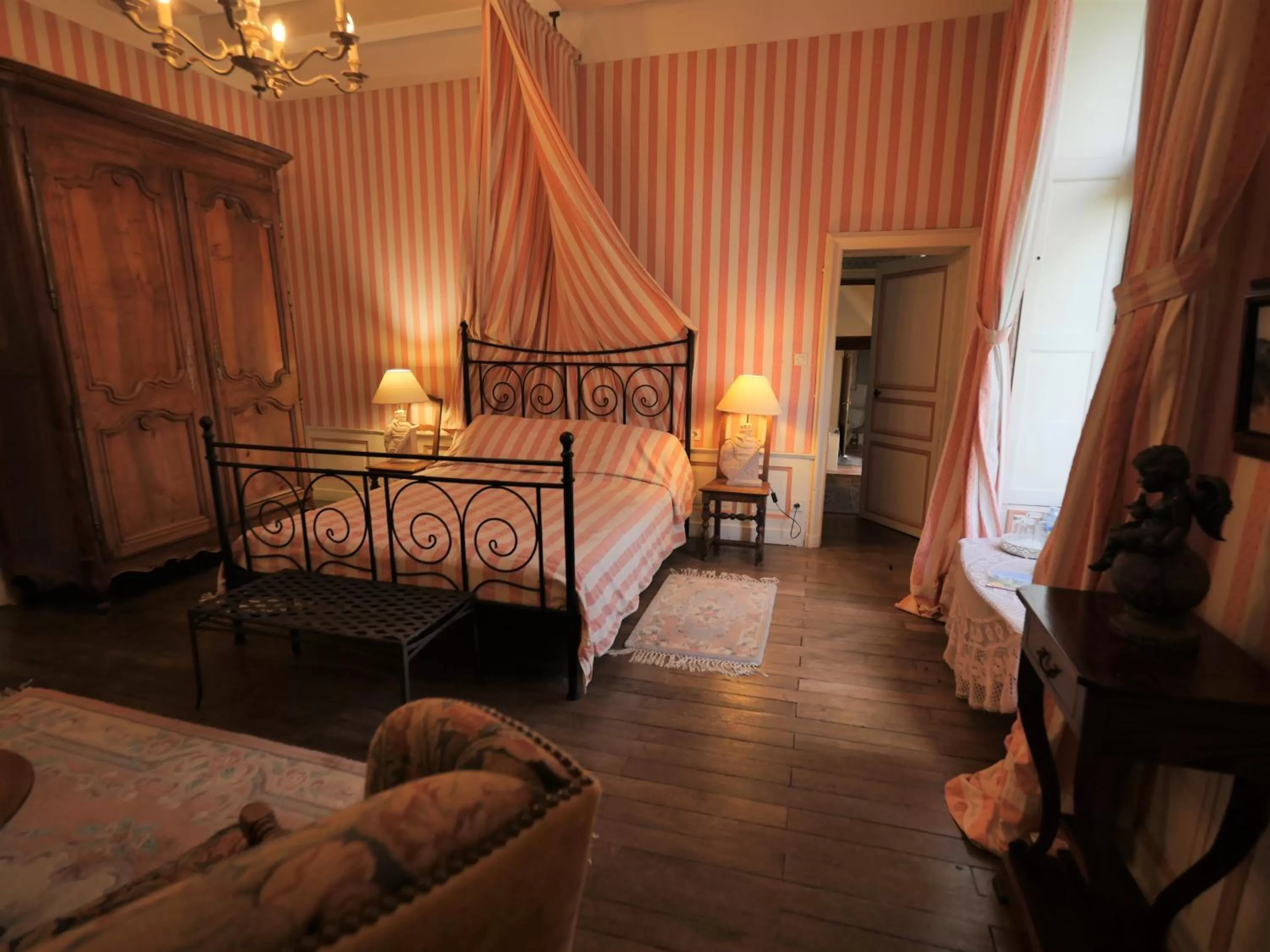 Photo of the whole room, Bed in Chateau de Jallanges - Les Collectionneurs