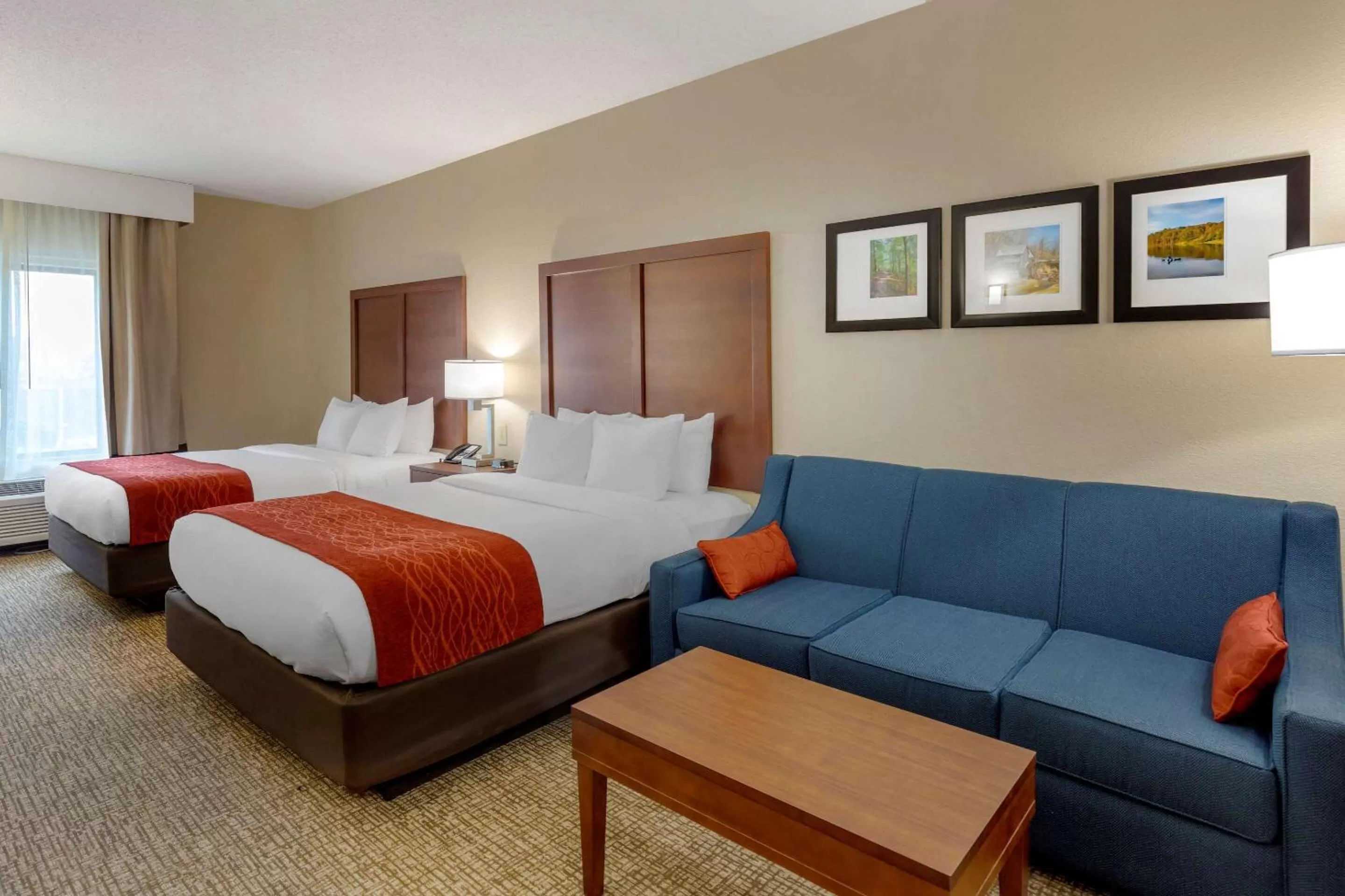 Photo of the whole room, Bed in comfort & inn Suites