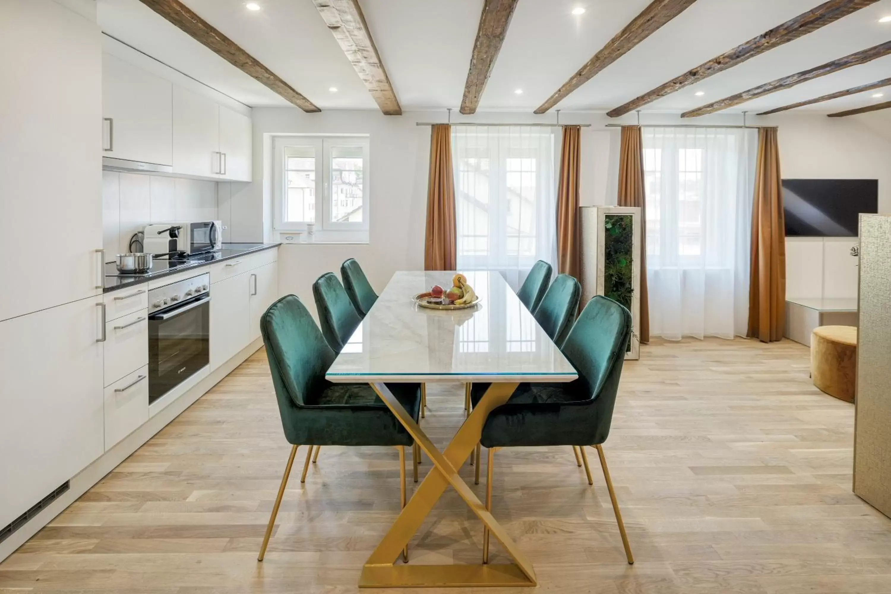 Kitchen or kitchenette, Dining Area in EH Apartments Saturn