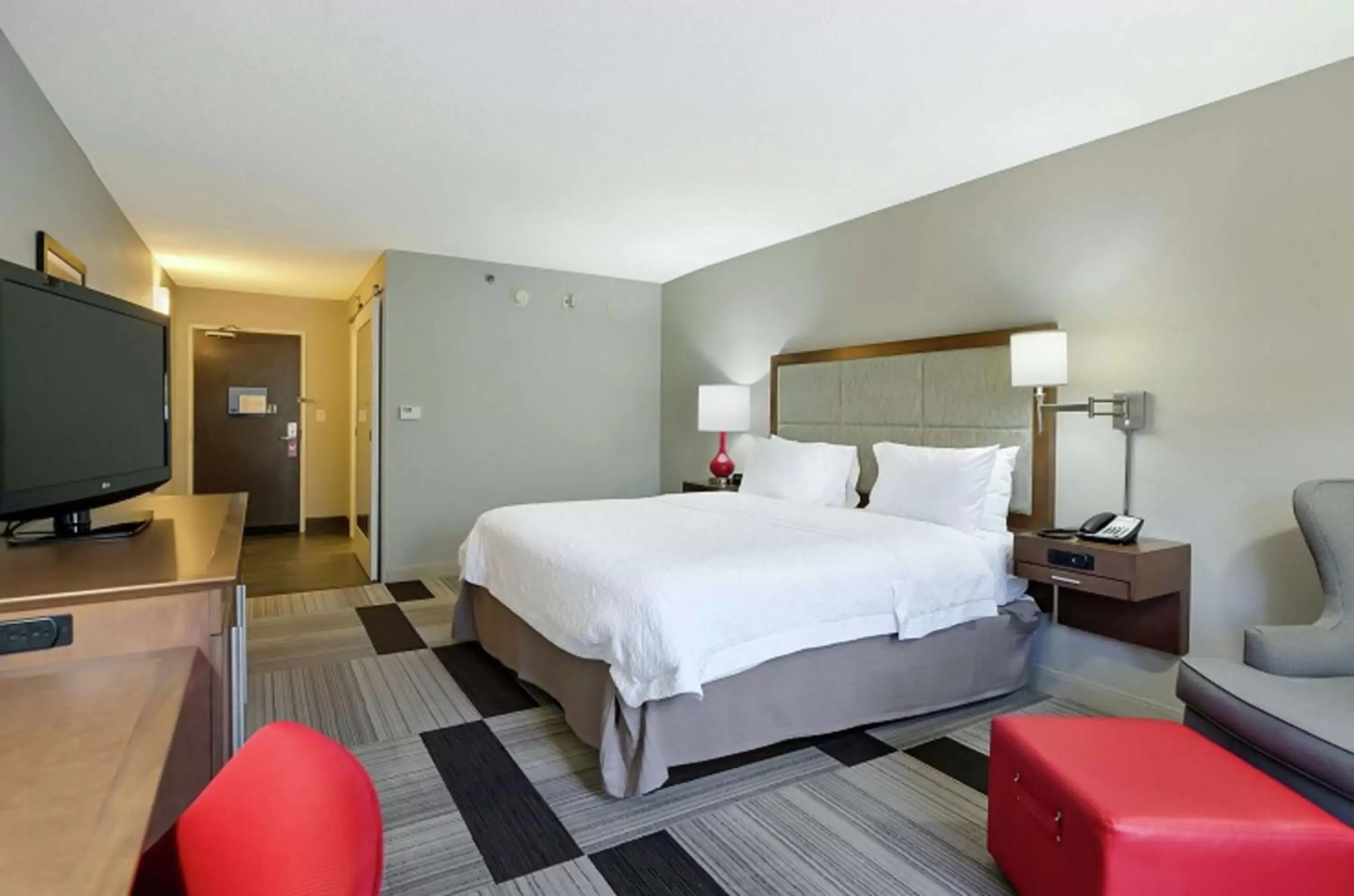 Bedroom, Bed in Hampton Inn Salem Bedroom, Bed in Hampton Inn Salem