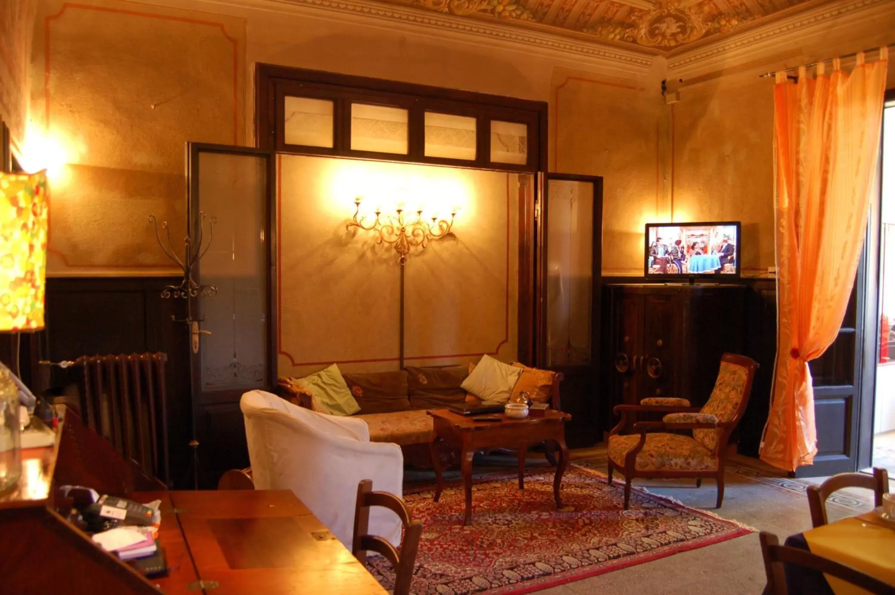 Communal lounge/ TV room in B&B Antica Piazza dei Miracoli