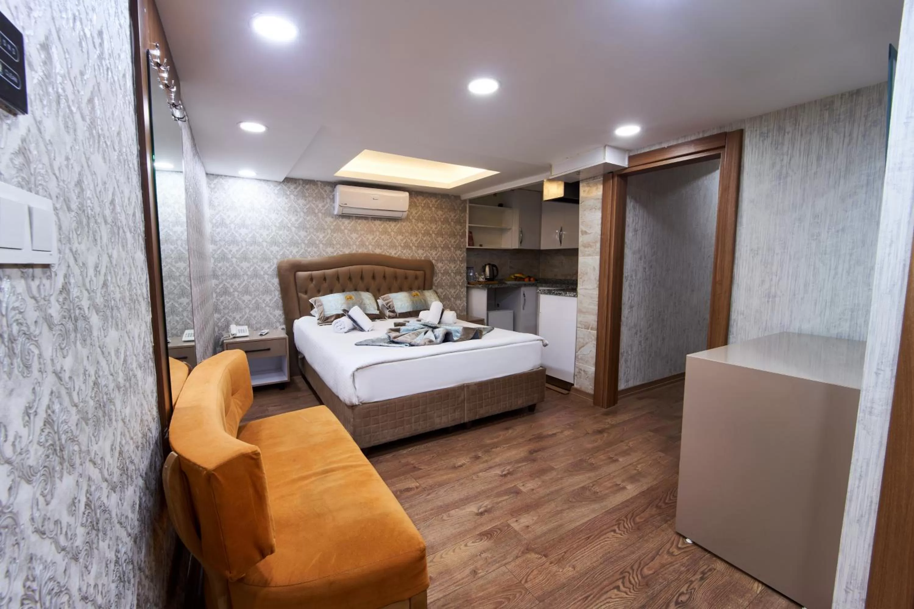 Photo of the whole room, Bed in Istanbul Sirkeci Hotel