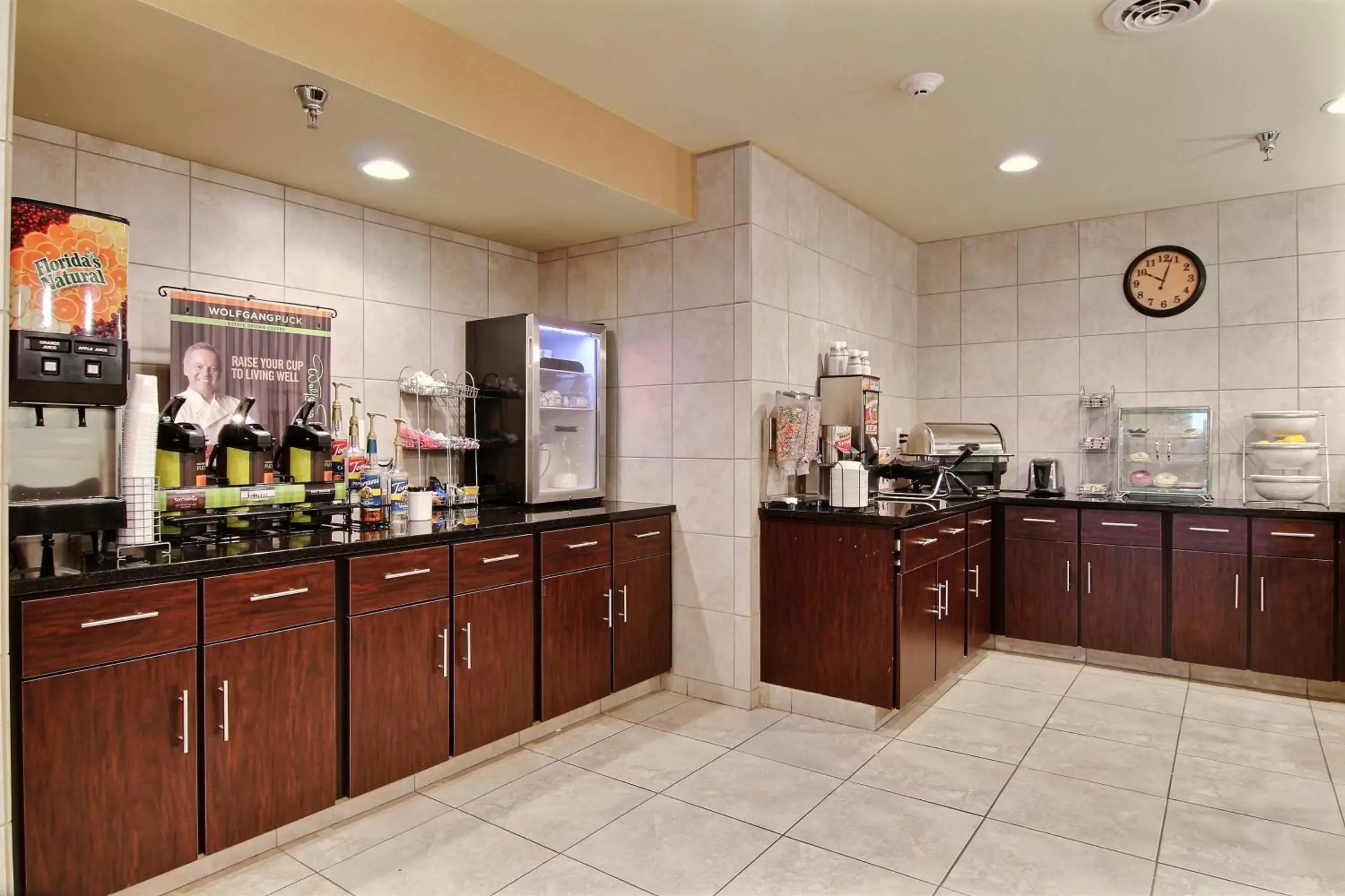 American breakfast, Kitchen/Kitchenette in Cobblestone Hotel and Suites - Crookston