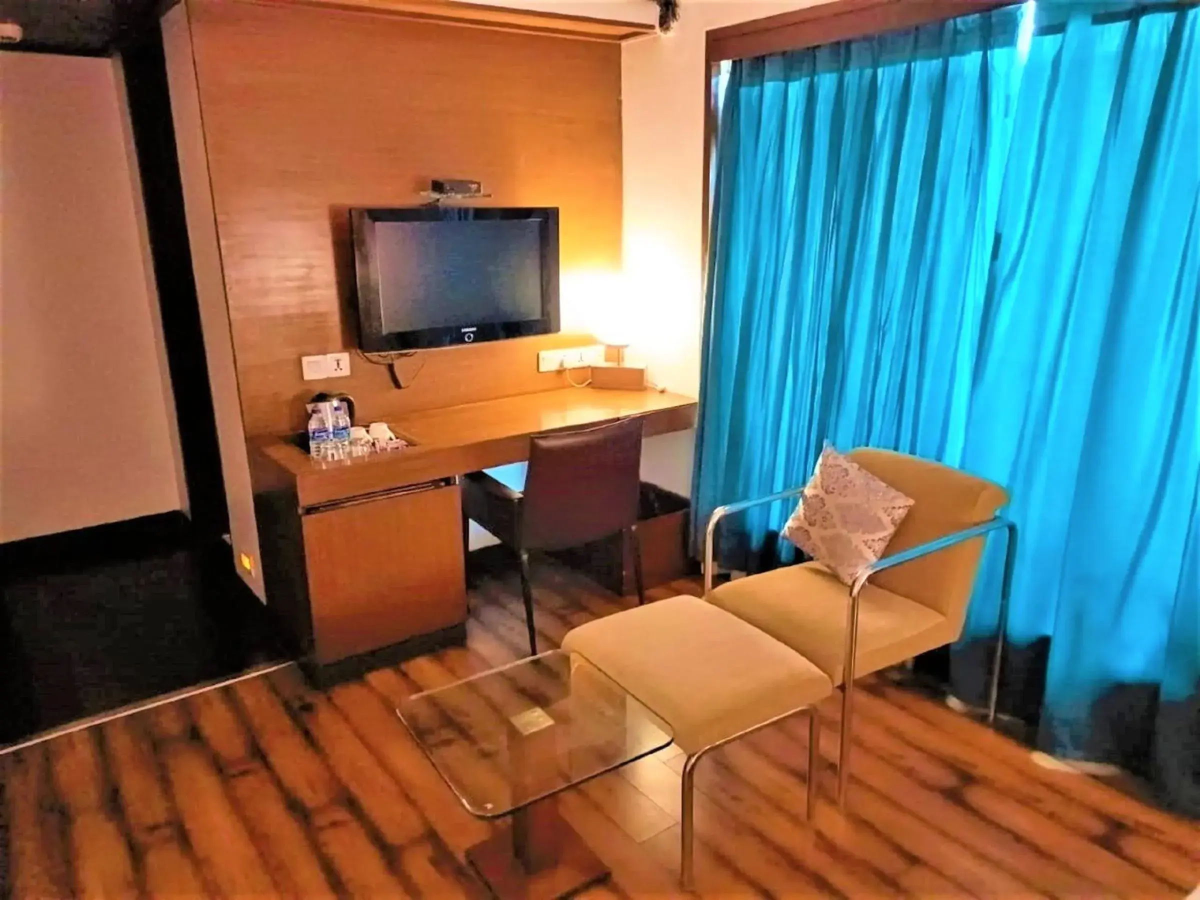 TV and multimedia, TV/Entertainment Center in Hotel Yogi Executive