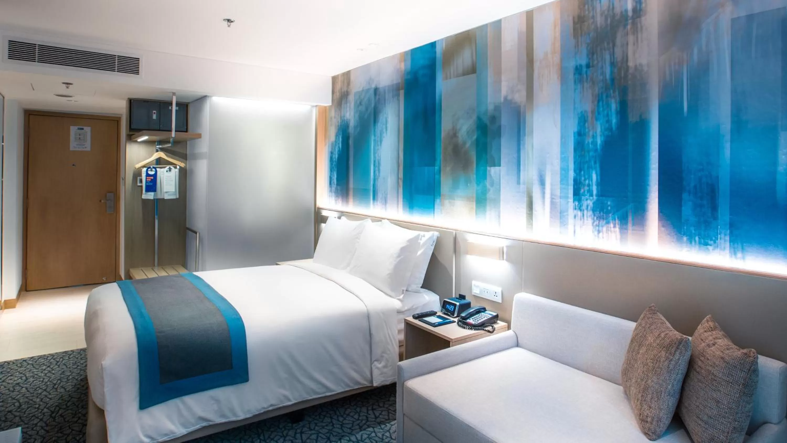 Photo of the whole room, Bed in Holiday Inn Express Manila Newport City by IHG