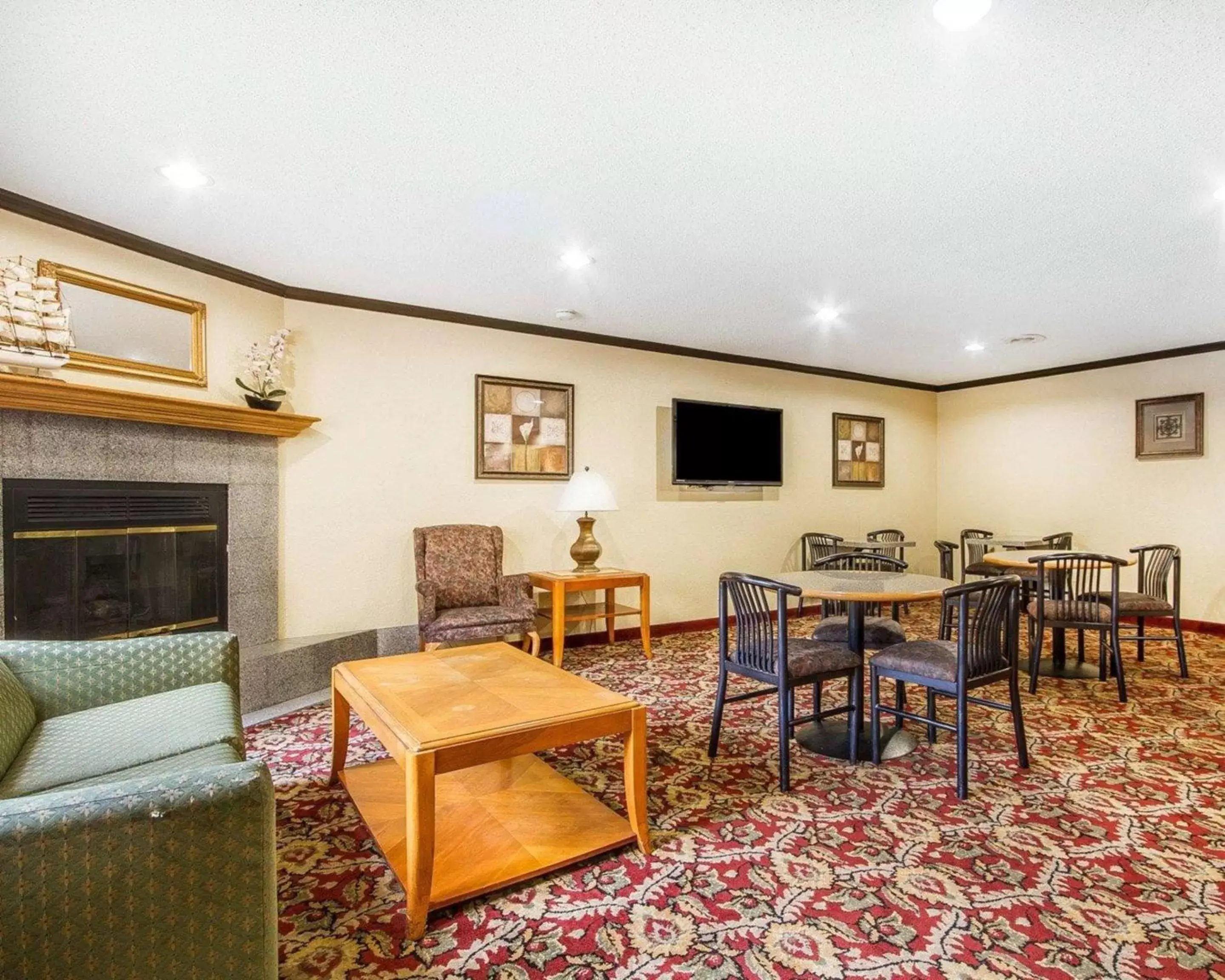 Lobby or reception, Seating Area in Rodeway Inn & Suites Madison East