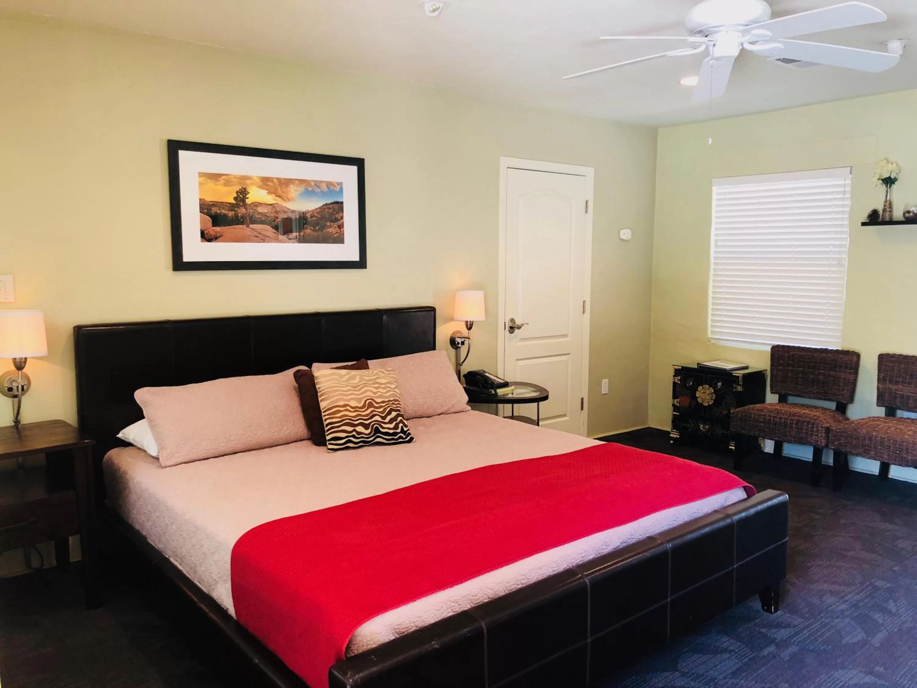 Bed in Queen's Inn By The River