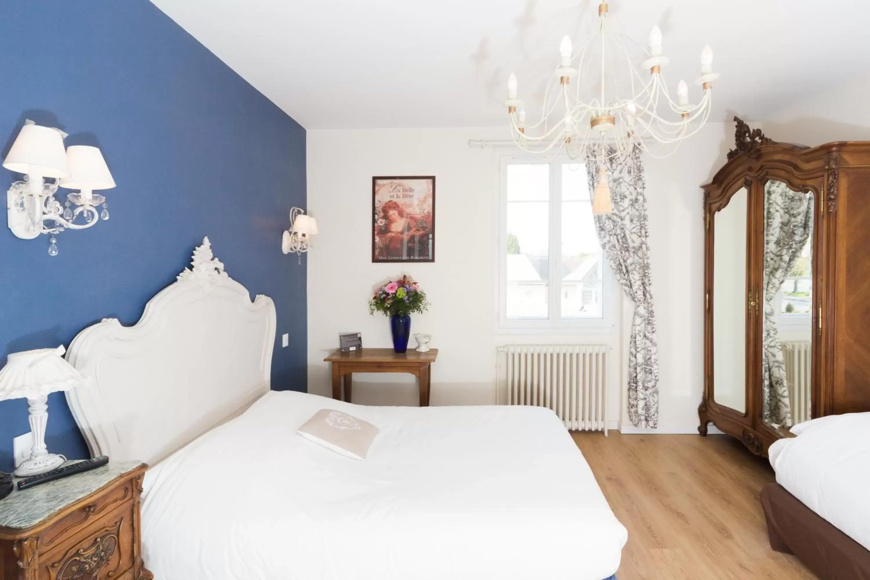 Photo of the whole room, Bed in La Villa Les Mots Passants
